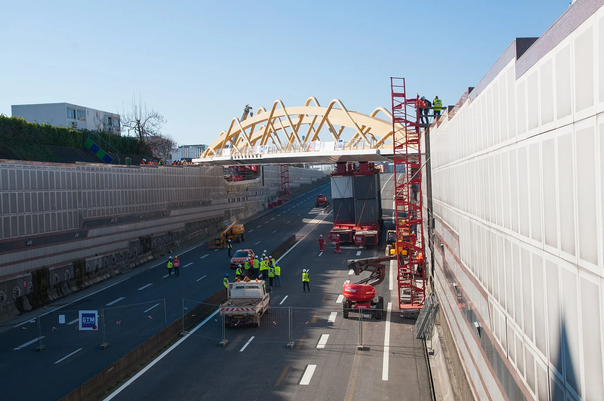 Photo showing: Pont de la ligne "Envol" du Tram de Toulouse/Blagnac au dessus de l'A621 le jour de son lancement