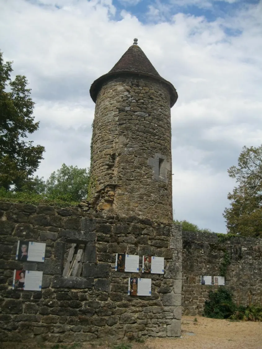 Photo showing: One of the tours on the defensive wall in Saignes castle in Lot department in France.