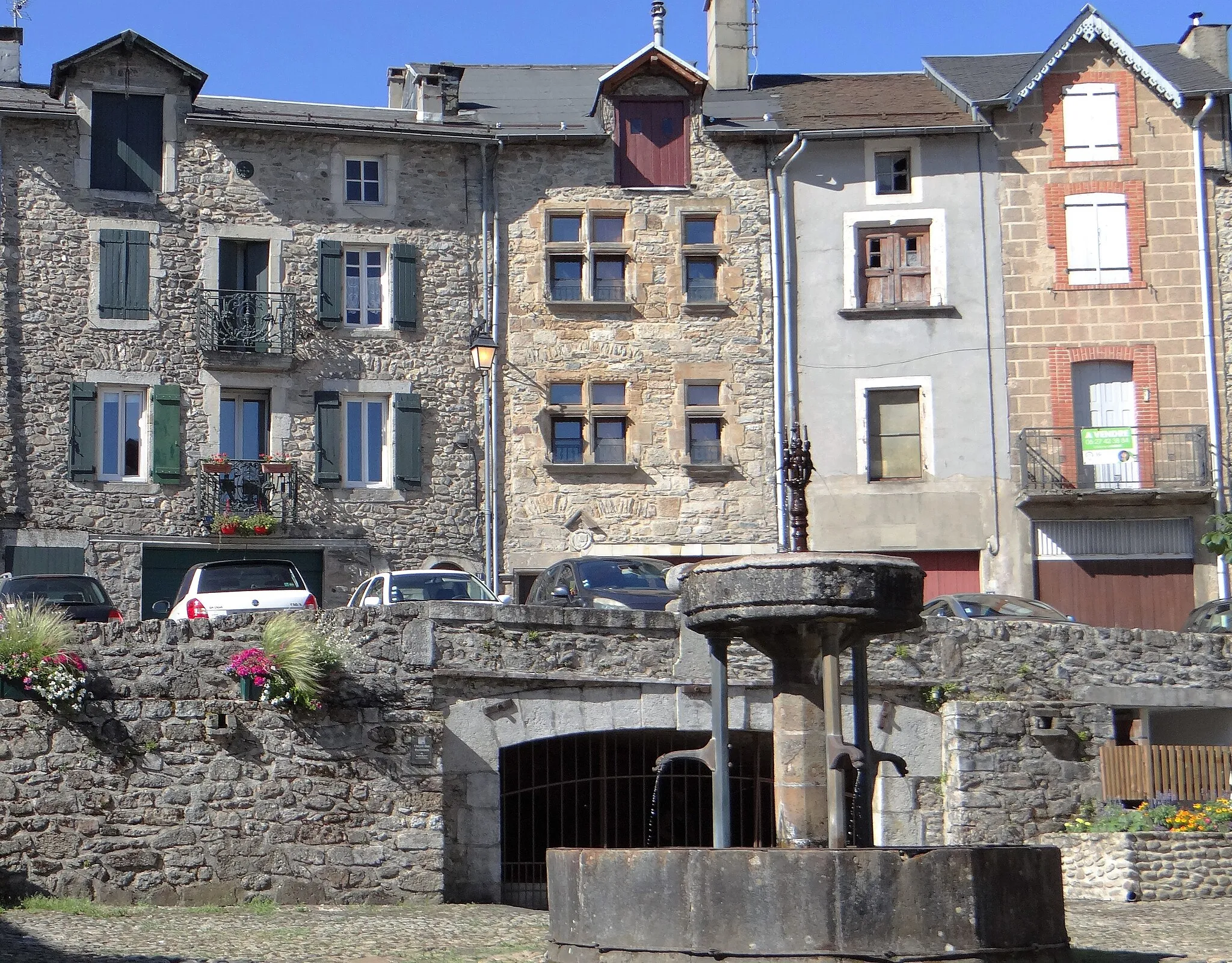 Photo showing: This building is indexed in the base Mérimée, a database of architectural heritage maintained by the French Ministry of Culture, under the reference PA00095578 .