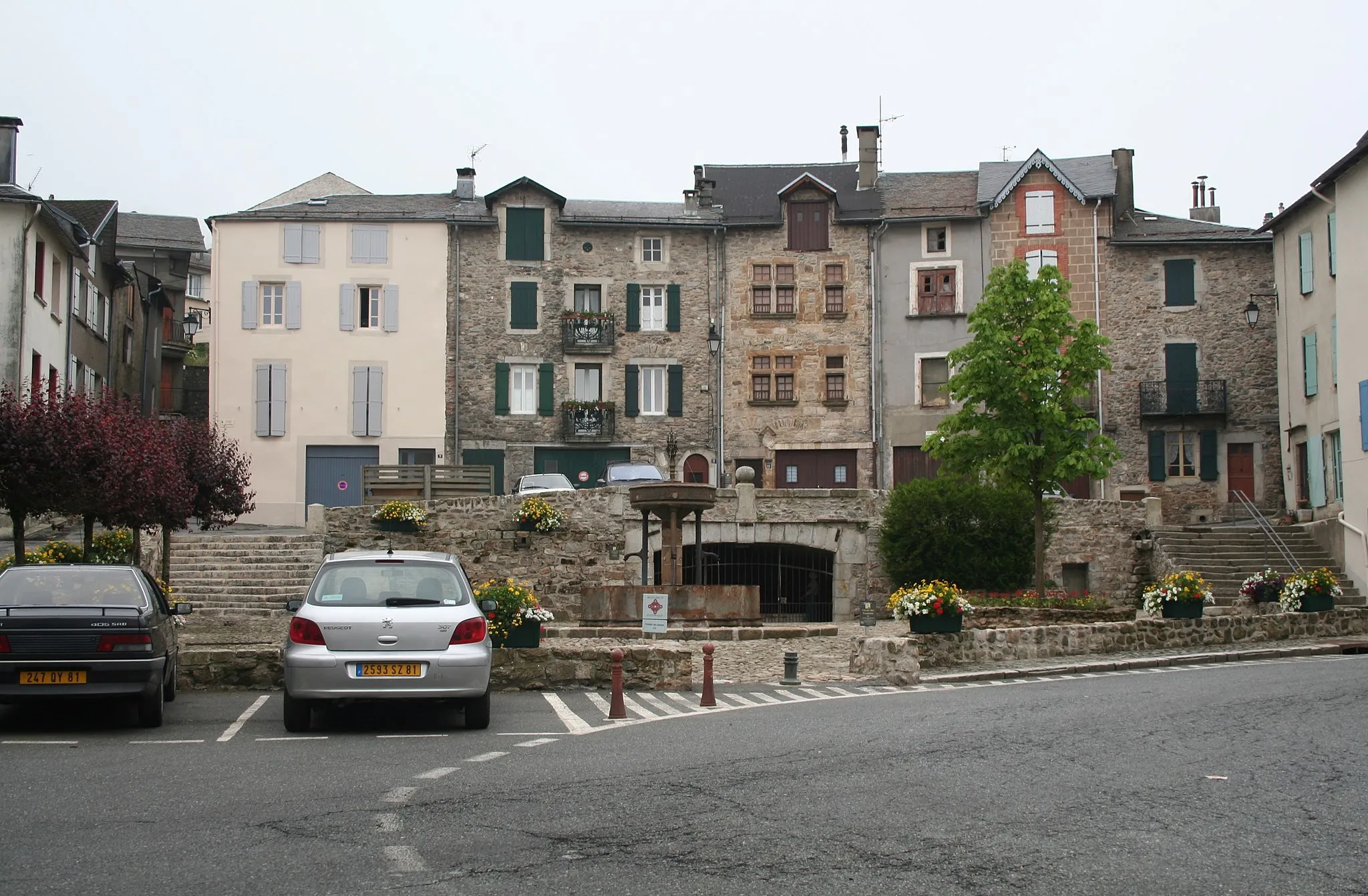 Photo showing: Lacaune (Tarn) - Place du Griffoul, avec la fontaine des Pisseurs et les anciens lavoirs.