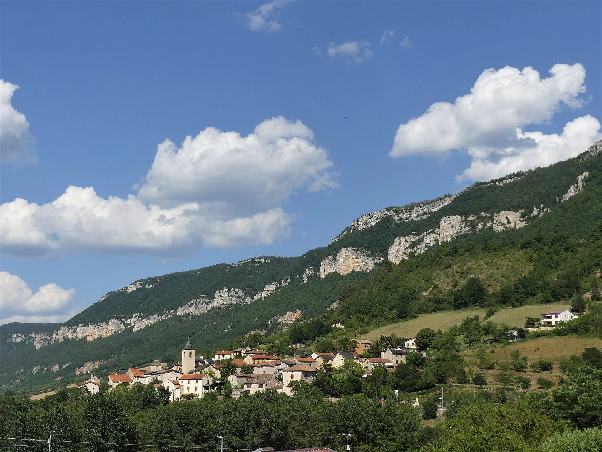 Photo showing: Sous les falaises du causse Noir, le bourg de Paulhe vu depuis la commune d'Aguessac, Aveyron, France..