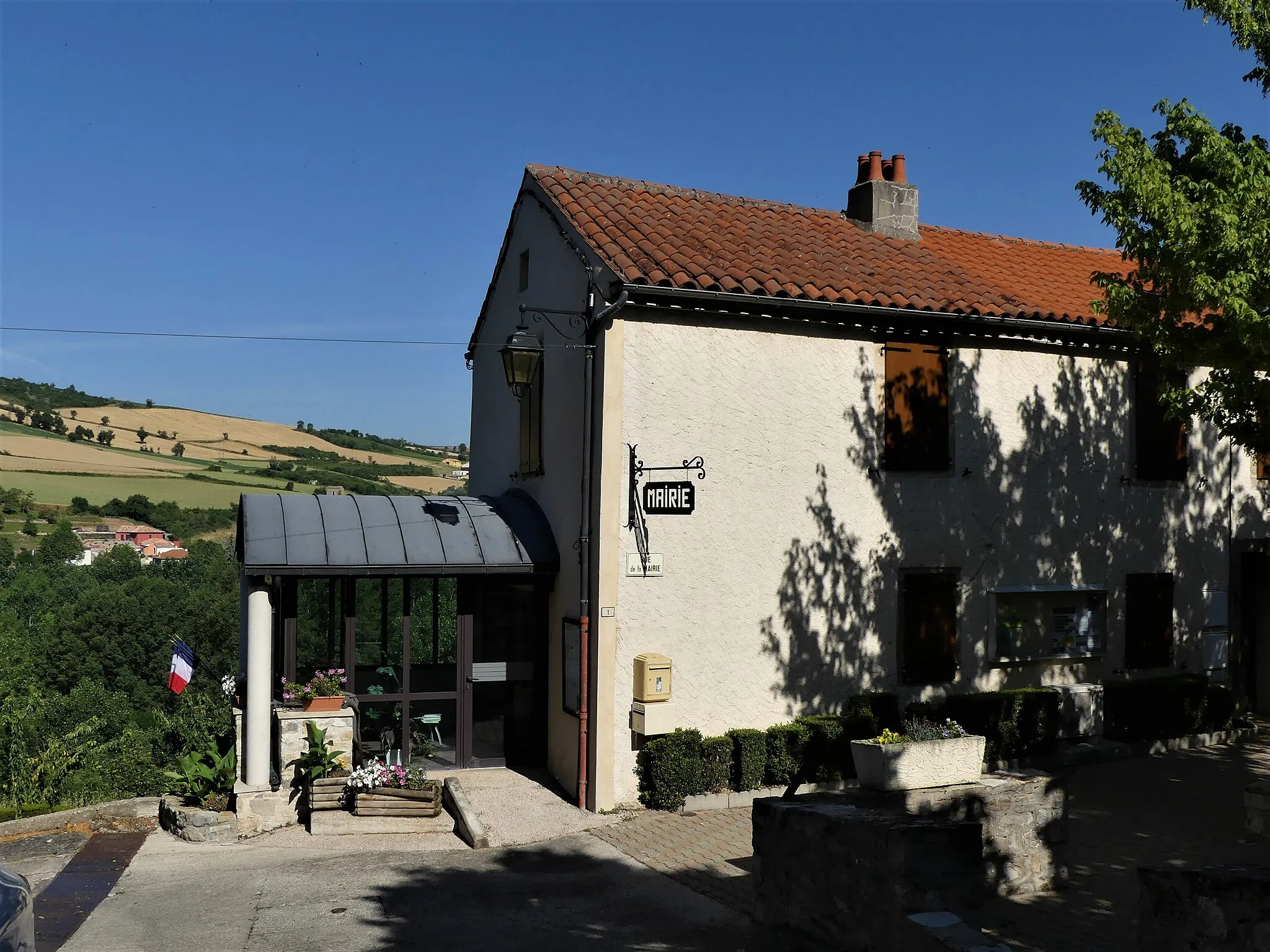 Photo showing: La mairie de Paulhe, Aveyron, France.