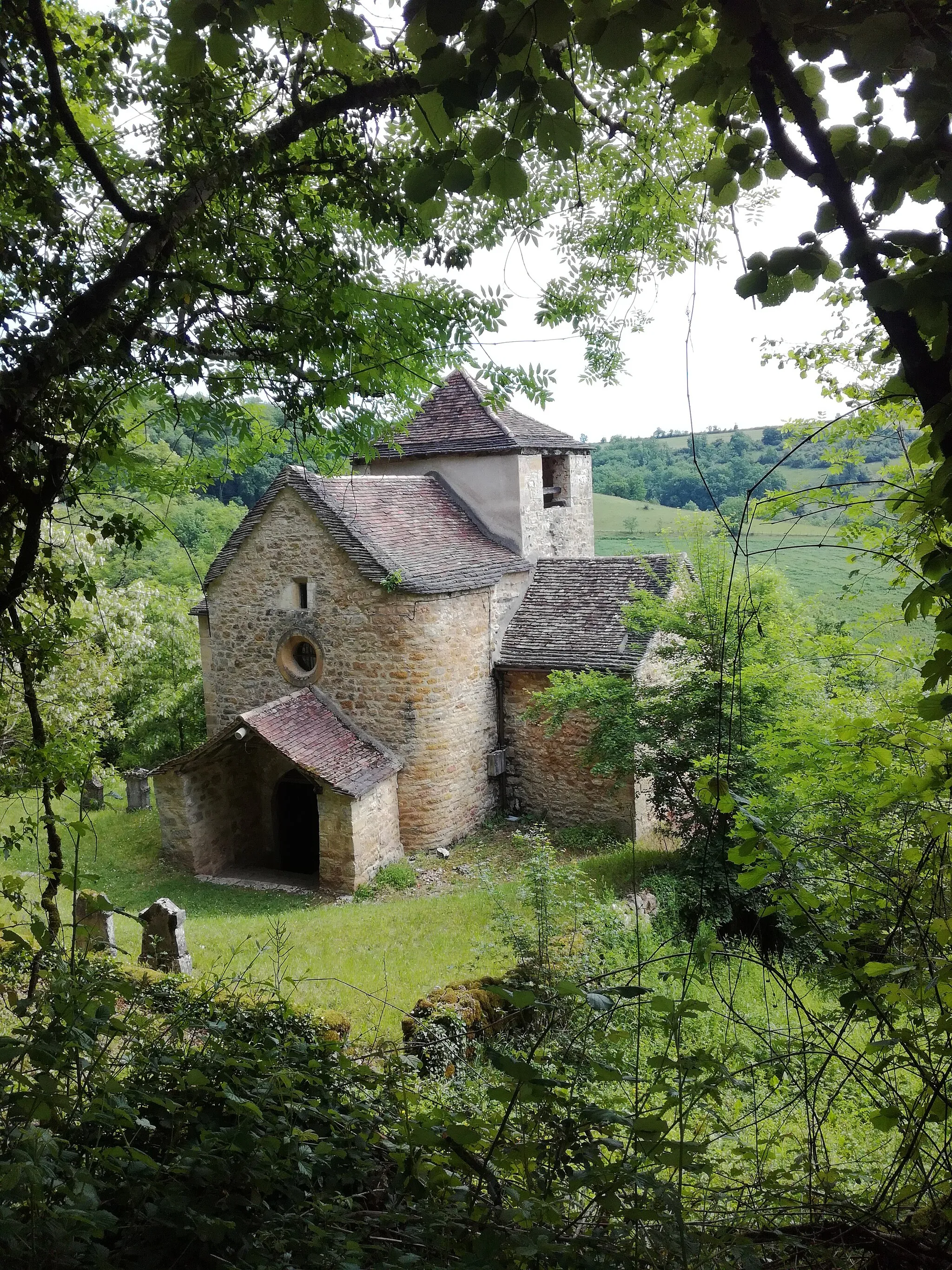 Photo showing: Vu de l'église pré-romane St-Clair de Saint-Loup, commune de Causse-et-Diège (Aveyron)