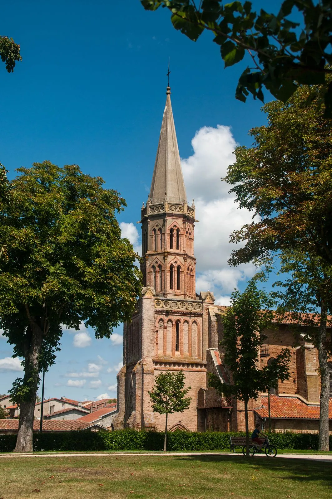 Photo showing: Église Saint-Pierre-ès-Liens vue du jardin du Picon.