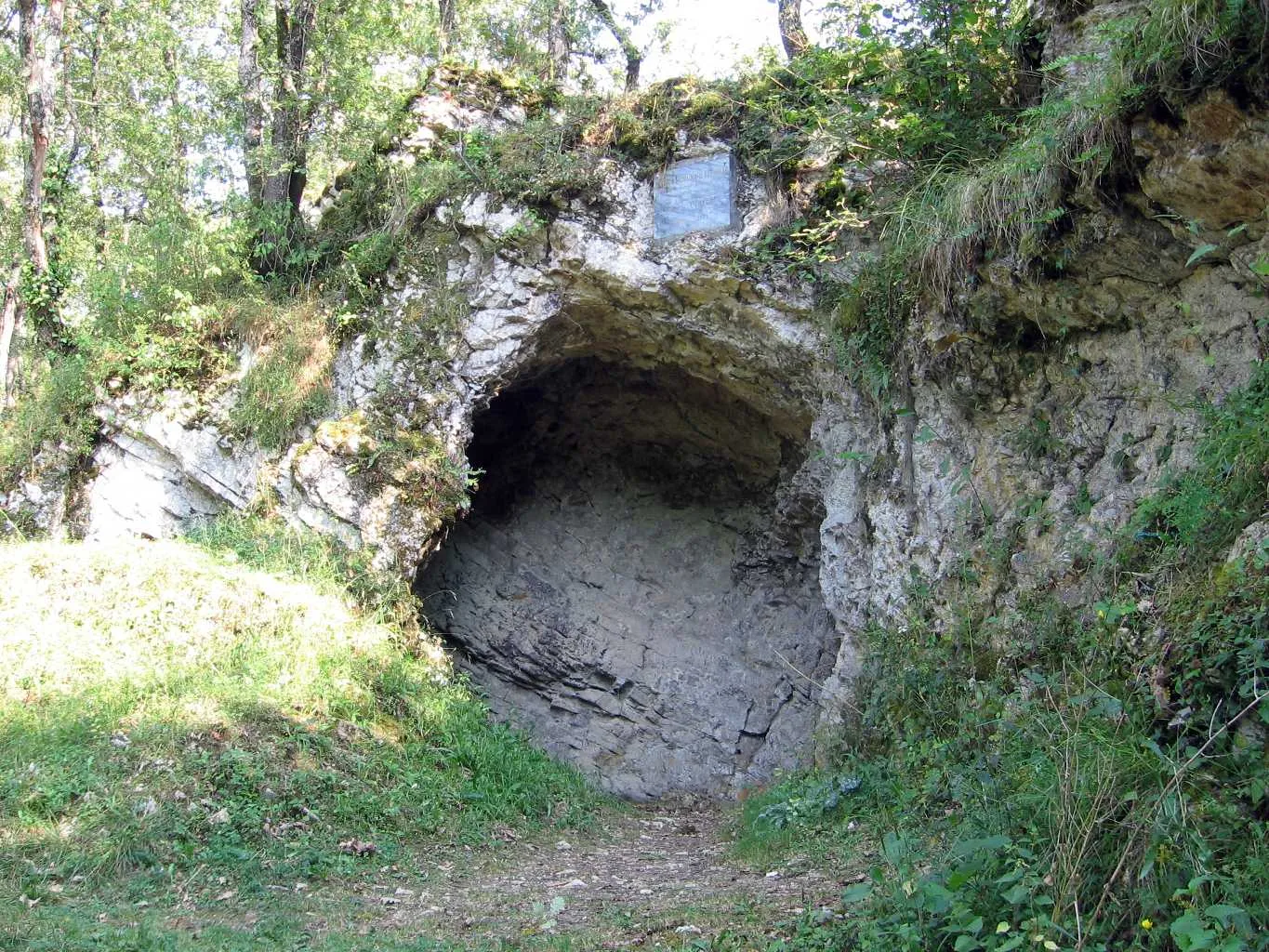 Photo showing: Prehistoric cave, Aurignac, France.