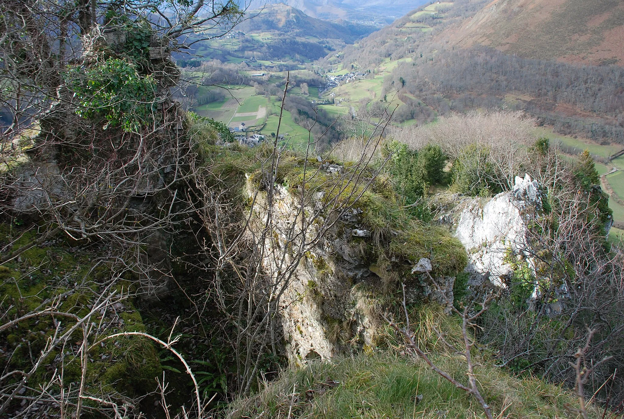 Photo showing: Ruines du château de Castelloubon. Ce nom rappelle l'origine de sa fondation par le premier vicomte du Lavedan, Mansion Loup, au début du Xème siècle. Résidence des vicomtes jusqu'au début du XIème siècle. Un tremblement de terre ravagea les bâtiments en 1660, entrainant l'abandon définitif du site et sa ruine.
Les ruines dominent en nid d'aigle la vallée orientée est-ouest du sommet d'un piton calcaire entouré de falaises abruptes et couvert de buis (le parcours peut être dangereux).

On voit le village de Cheust au premier plan, Juncalas au milieu. Au fond on a la vallée d'Argelès-Gazost orientée nord-sud et les pentes du Pibeste.