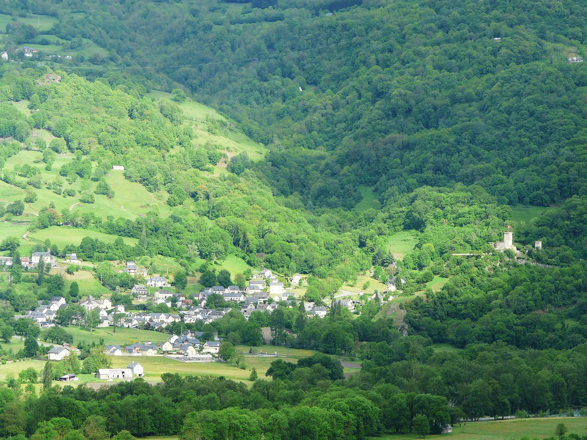 Photo showing: Le village de Beaucens, Hautes-Pyrénées, France. Sur la droite, le château de Beaucens.