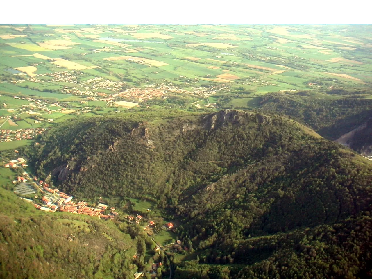 Photo showing: Vue aérienne du site archéologique de Bernquaut.
En fond de vallée on situe les villes de Soréze et Durfort