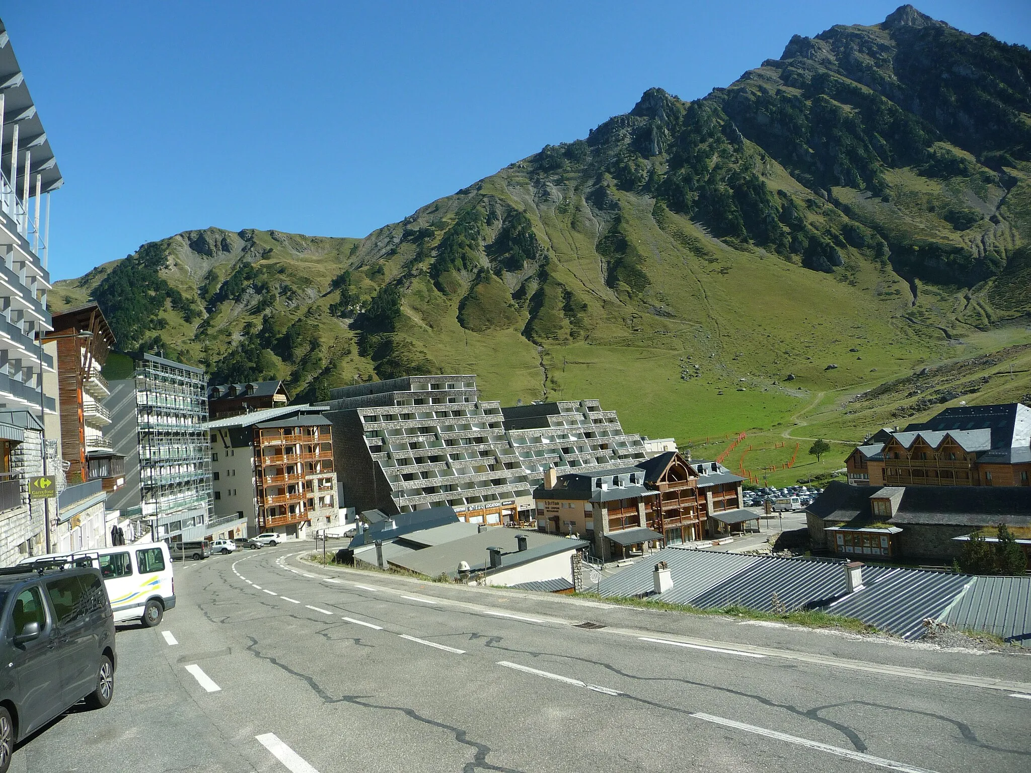 Photo showing: Vue en arrière sur la pente raide dans la traversée de la station de La Mongie