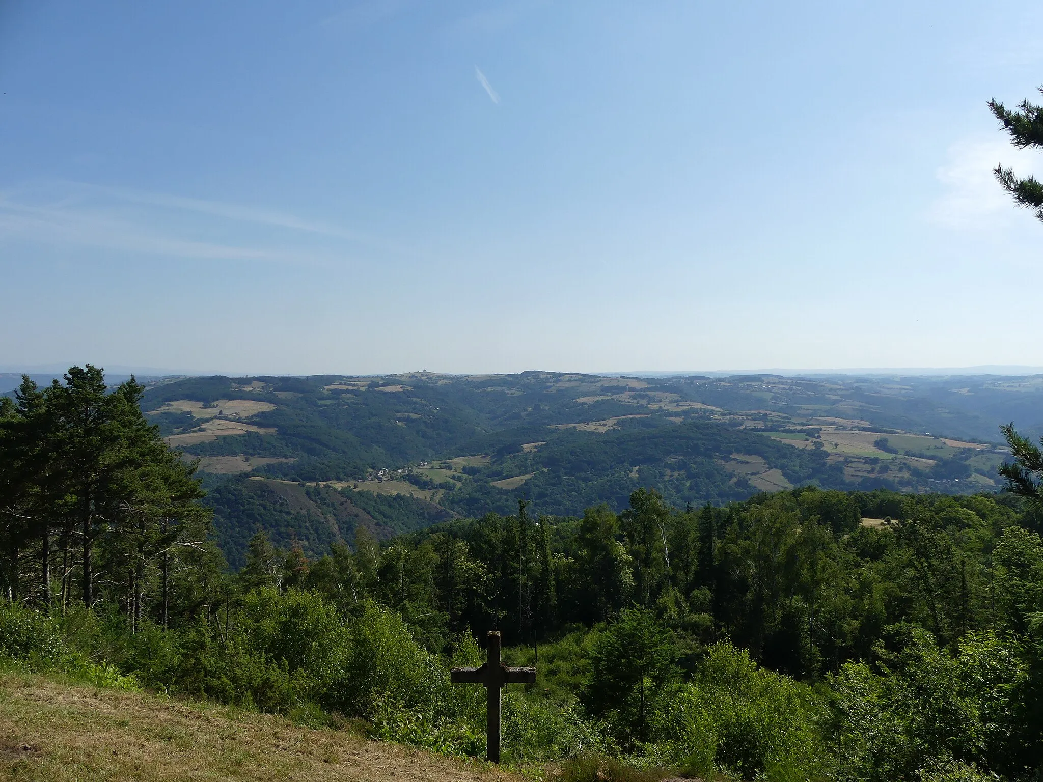 Photo showing: La vallée du Lot vue depuis Notre-Dame-des-Hauteurs, Golinhac, Aveyron, France. Au loin, la commune de Florentin-la-Capelle.