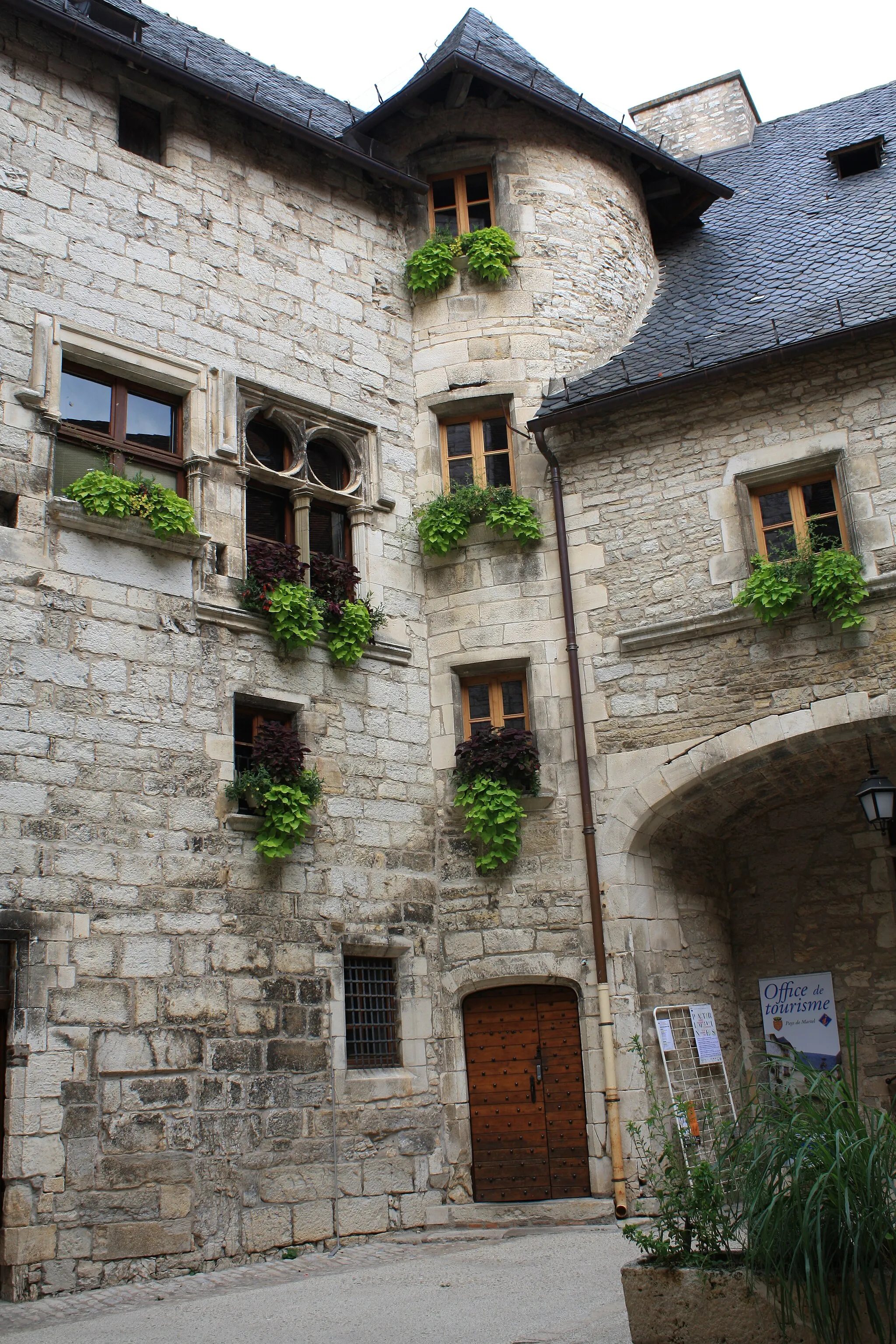 Photo showing: This building is indexed in the base Mérimée, a database of architectural heritage maintained by the French Ministry of Culture, under the reference PA00095161 .