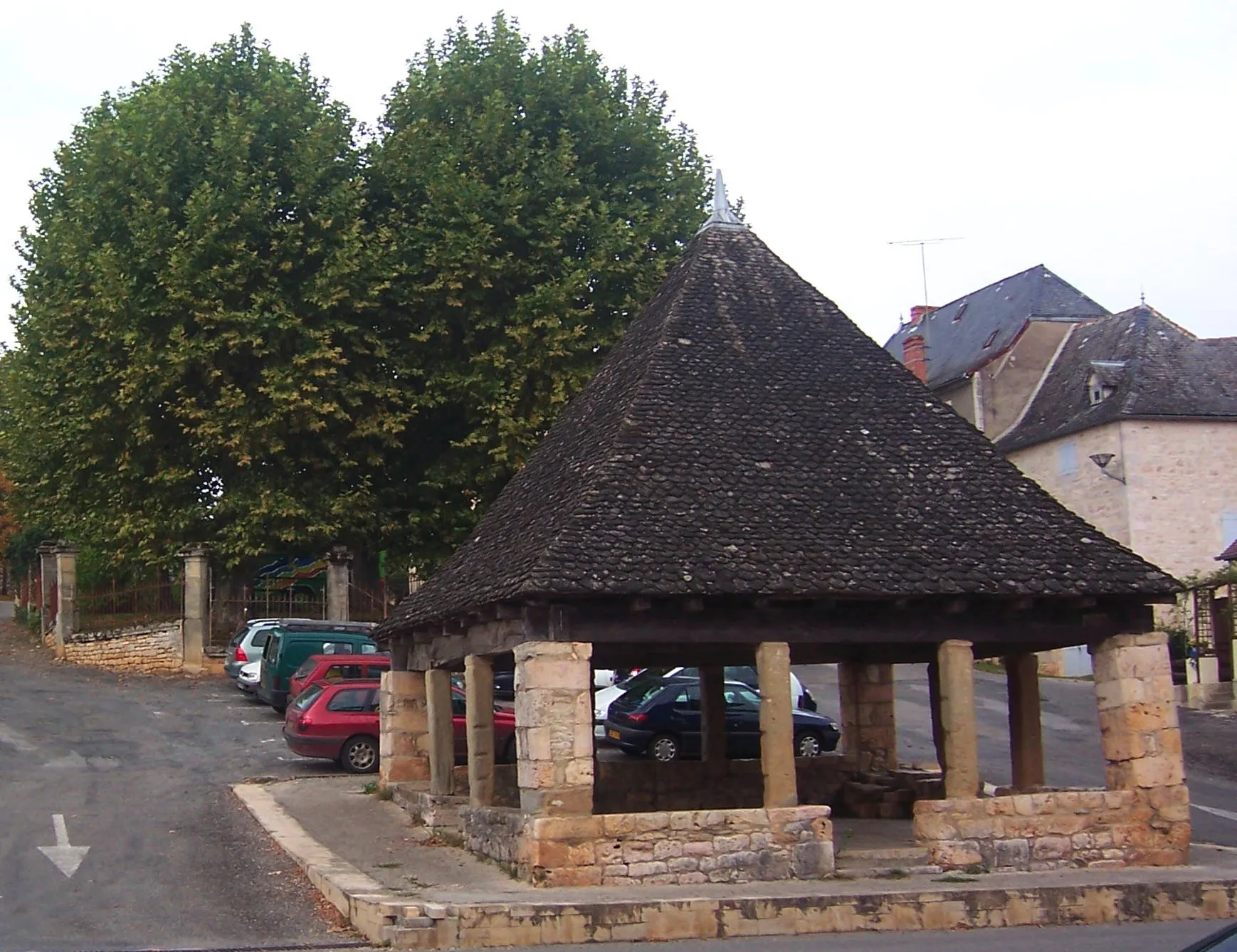 Photo showing: La halle de Thémines (17ème siècle)