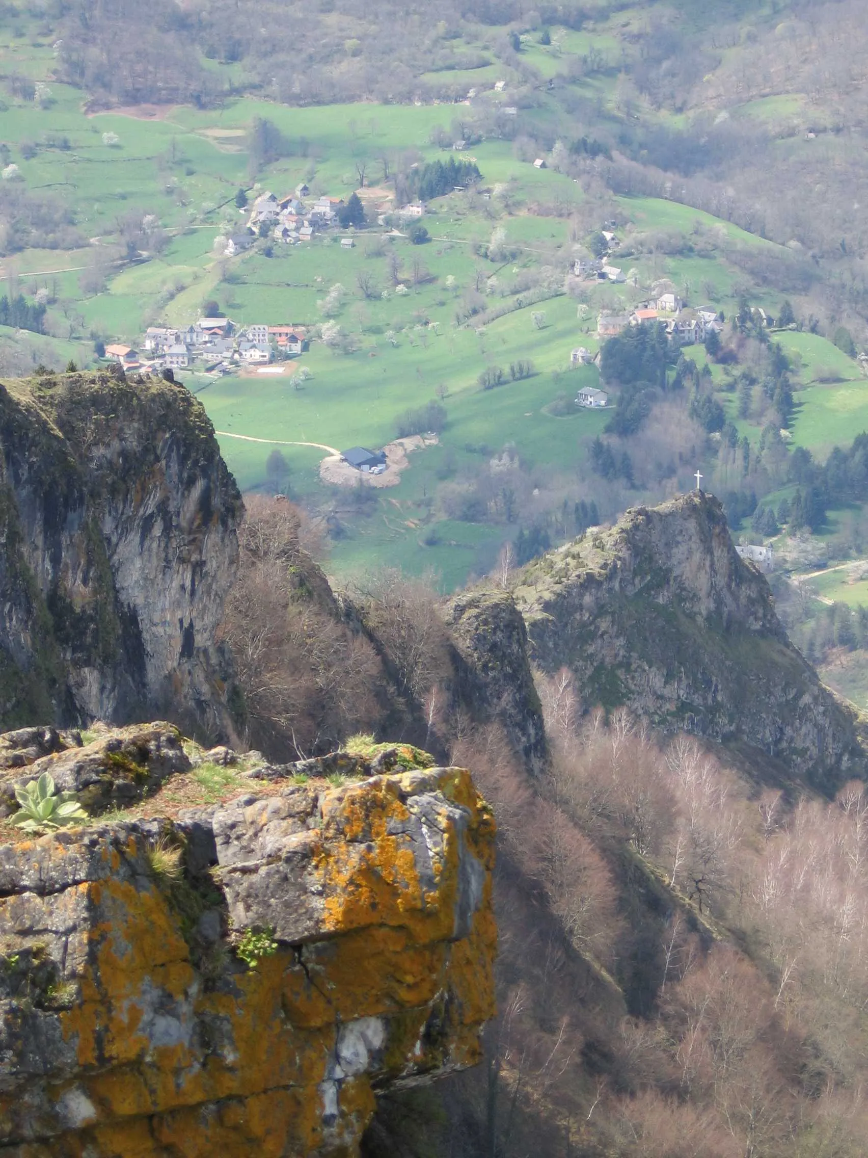 Photo showing: Looking across the Lez valley from the Cap de la Pène (Moulis, Ariège).