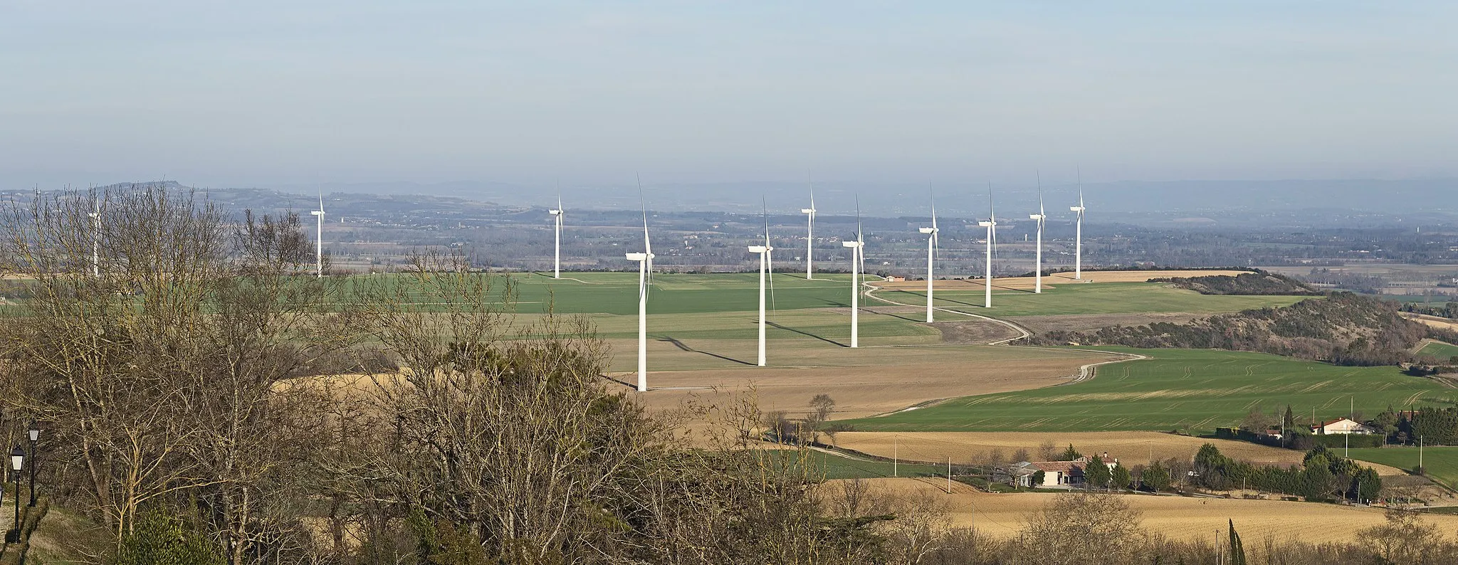 Photo showing: Windfarm in Lauragais, consisting of 11 machines spread over three communes of Haute-Garonne: Saint-Félix-Lauragais, Roumens and Montegut-Lauragais.