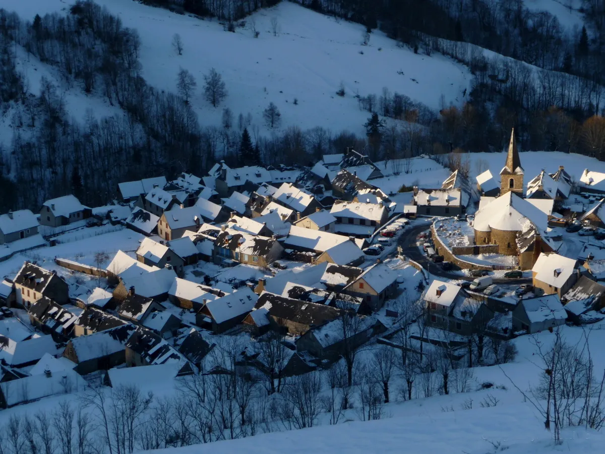 Photo showing: Vue plongeante et hivernale sur le village d'Azet (Vallée d'Aure). Photo prise en matinée depuis la route du col d'Azet.