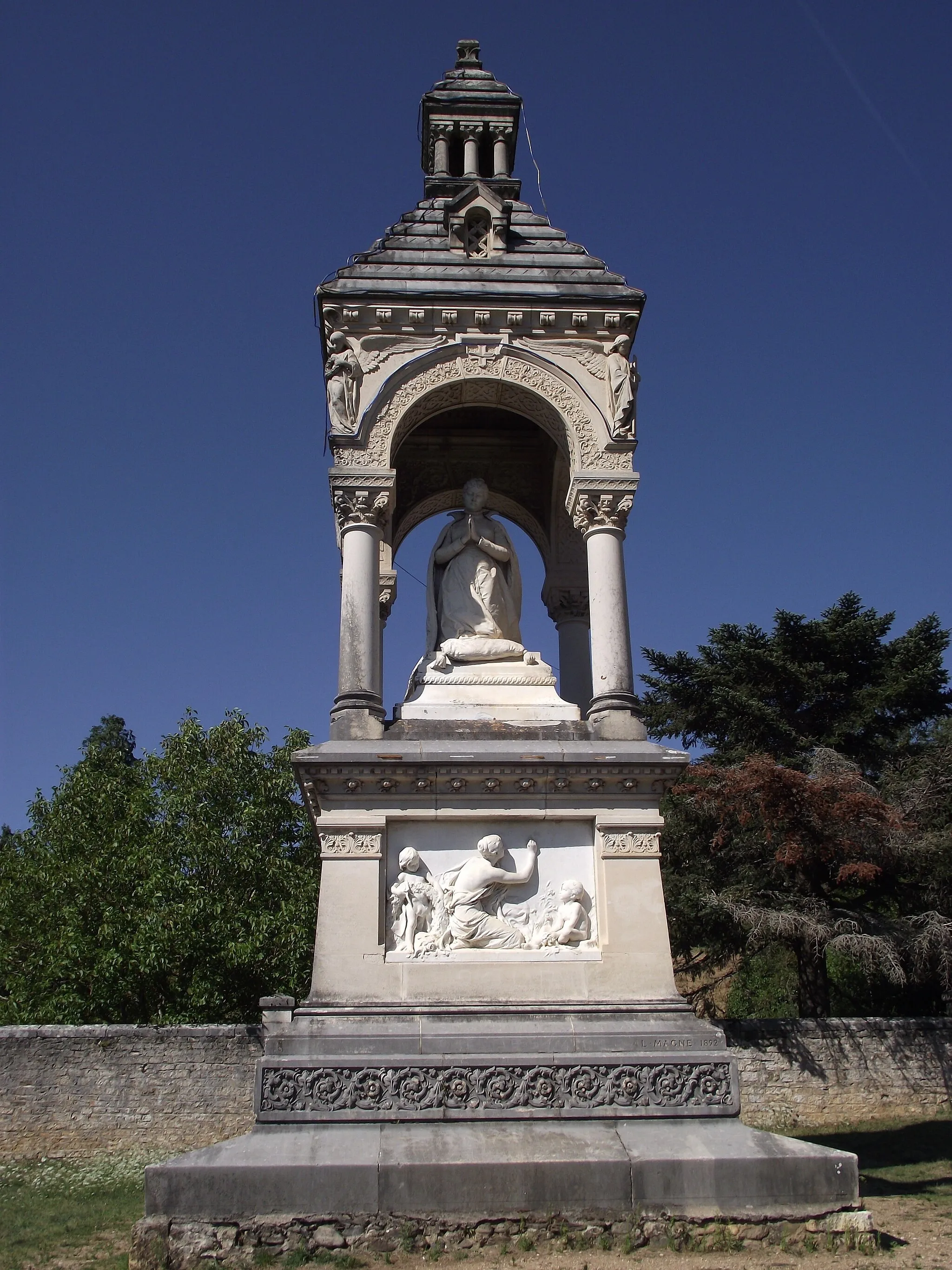 Photo showing: Le "monument Talabot" sur les hauteurs de St-Geniez-d'Olt (Aveyron).
