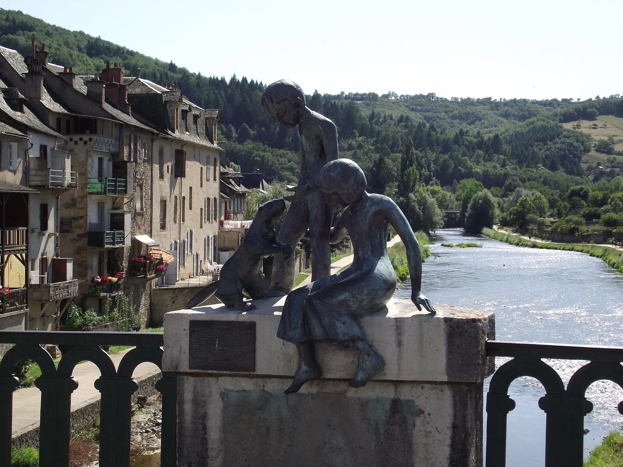 Photo showing: Statue des "marmots" à St Geniez d'Olt (Aveyron)