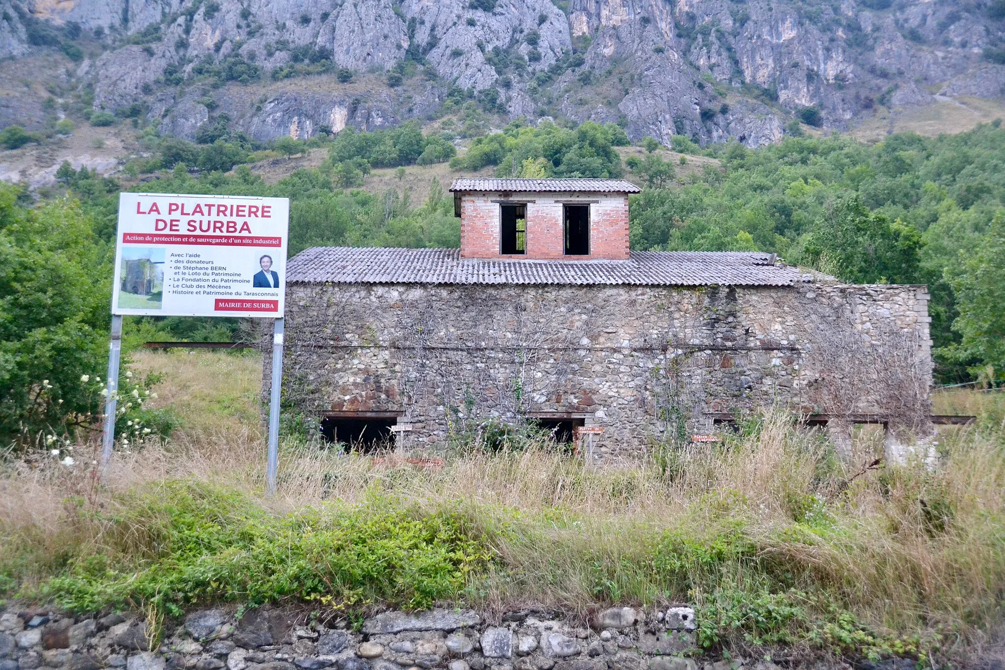 Photo showing: Ancienne carrière de gypse de Surba (Ariège, France). Bâtiments de l'usine.