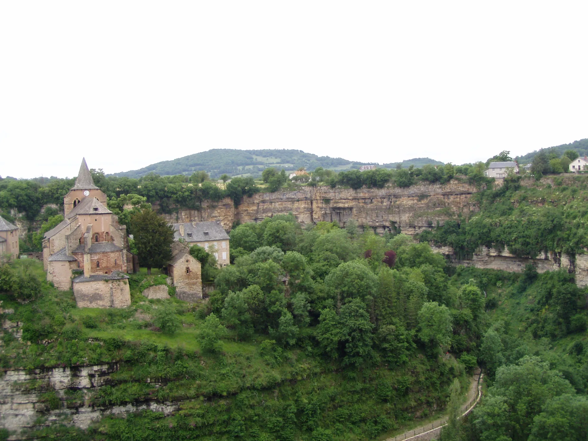 Photo showing: Le méandre du Dourdou formant le Trou de Bozouls et l'église Saint Fauste à Bozouls (Aveyron)