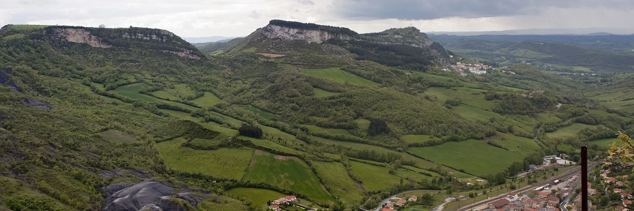 Photo showing: Panorama on direction to Roquefort-sur-Soulzon, on foot of the Combalou.