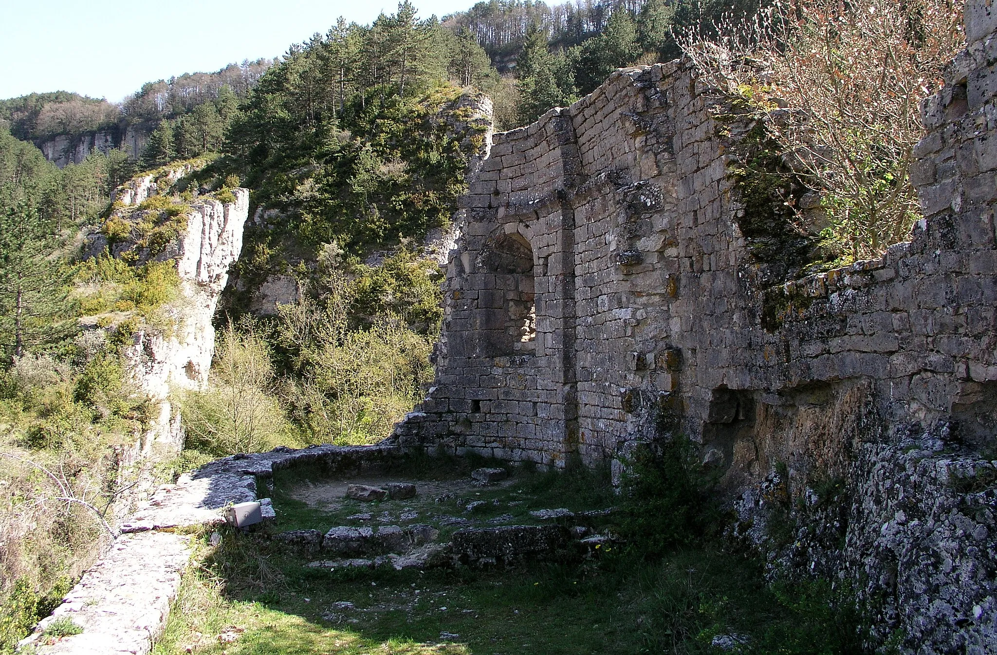 Photo showing: Ruines de la chapelle Saint-Pierre, Roquefort-sur-Soulzon, Aveyron, France.