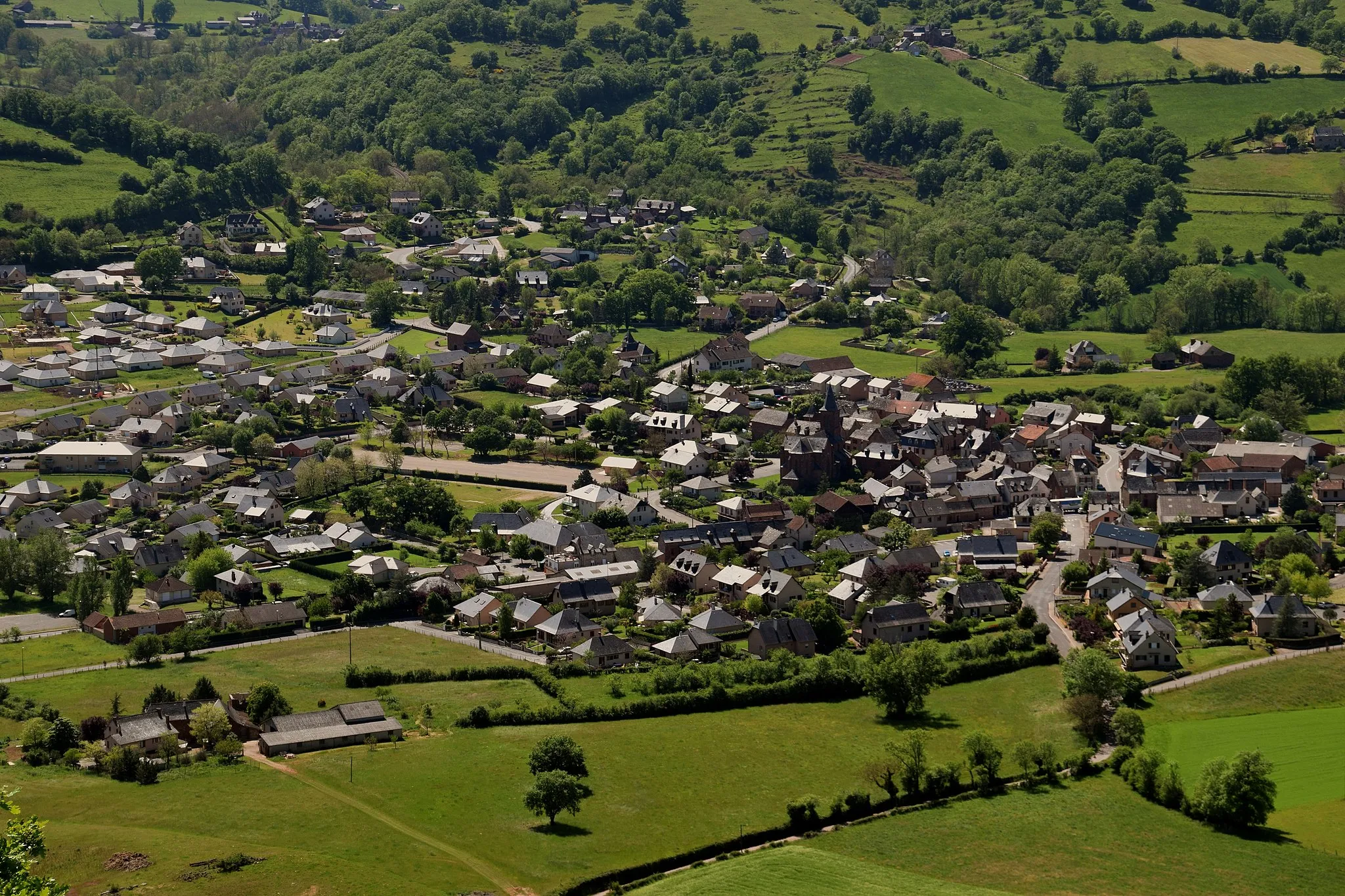 Photo showing: View on Saint-Christophe-Vallon, Aveyron, France