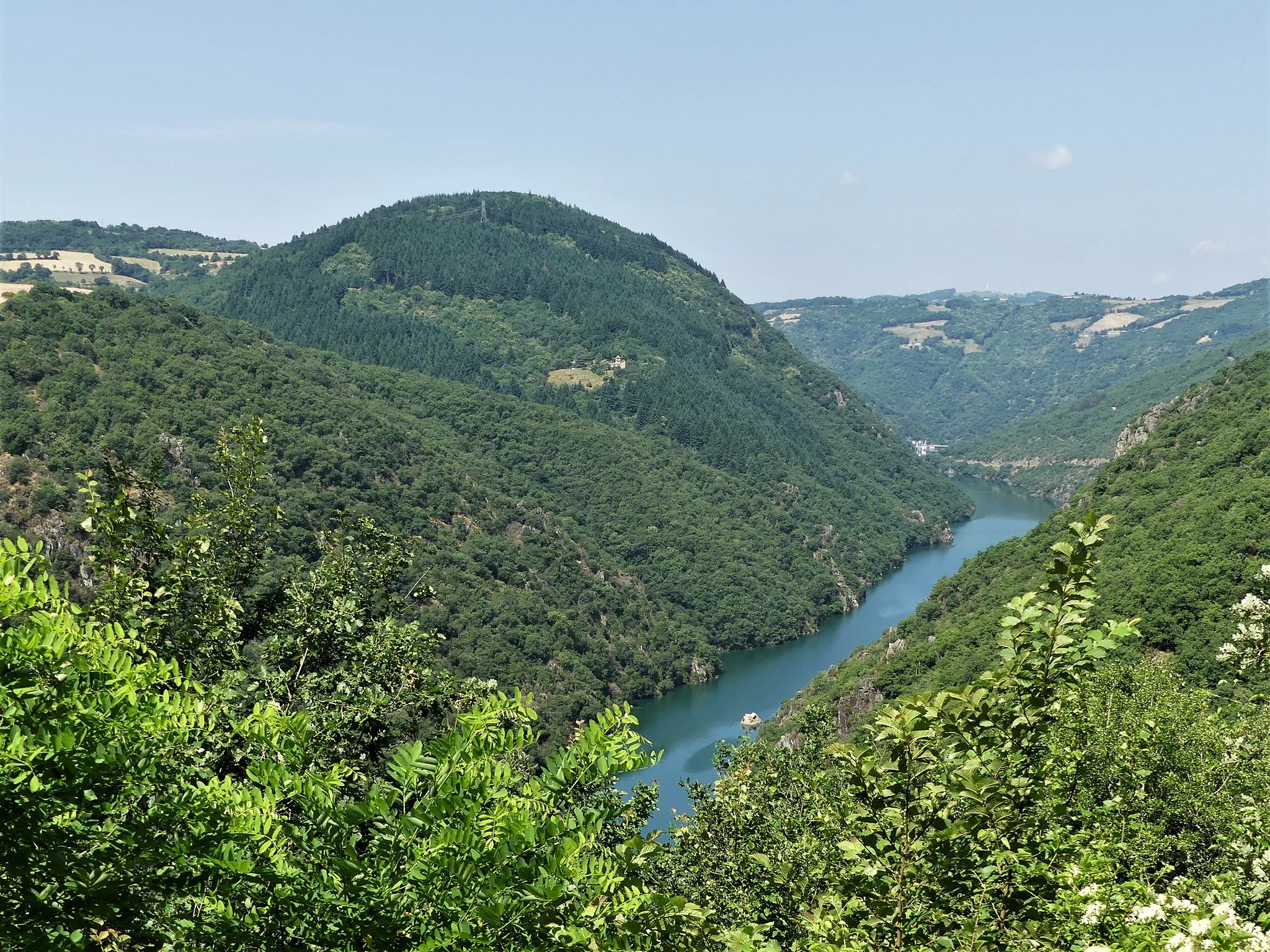 Photo showing: Vue prise depuis le belvédère de Puech Gazal à Saint-Rome-de-Tarn, le long de la route départementale 31 : la retenue sur le Tarn du barrage de Pinet (que l'on devine tout au fond) sépare les communes de Saint-Victor-et-Melvieu (à gauche avec le mont Redon) et de Viala-du-Tarn (à droite) ; Aveyron, France.