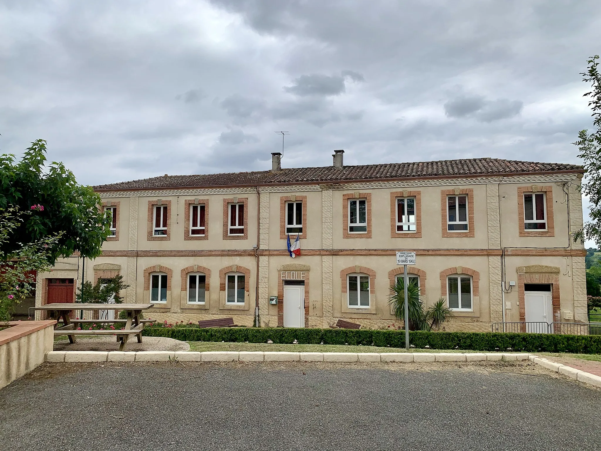 Photo showing: École primaire et esplanade d'Auradé dans le Gers (France)