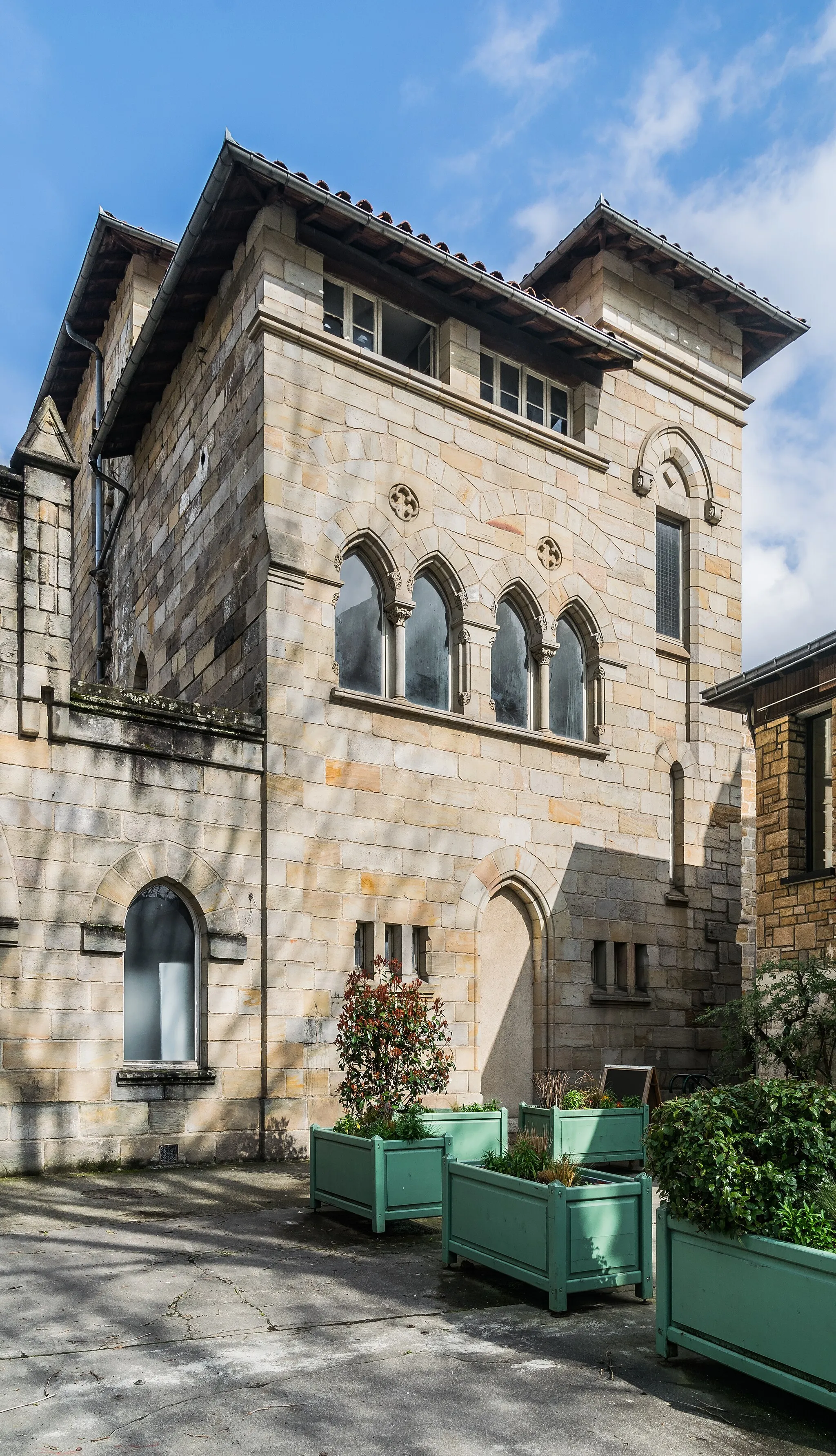 Photo showing: This building is indexed in the base Mérimée, a database of architectural heritage maintained by the French Ministry of Culture, under the reference PA00095297 .