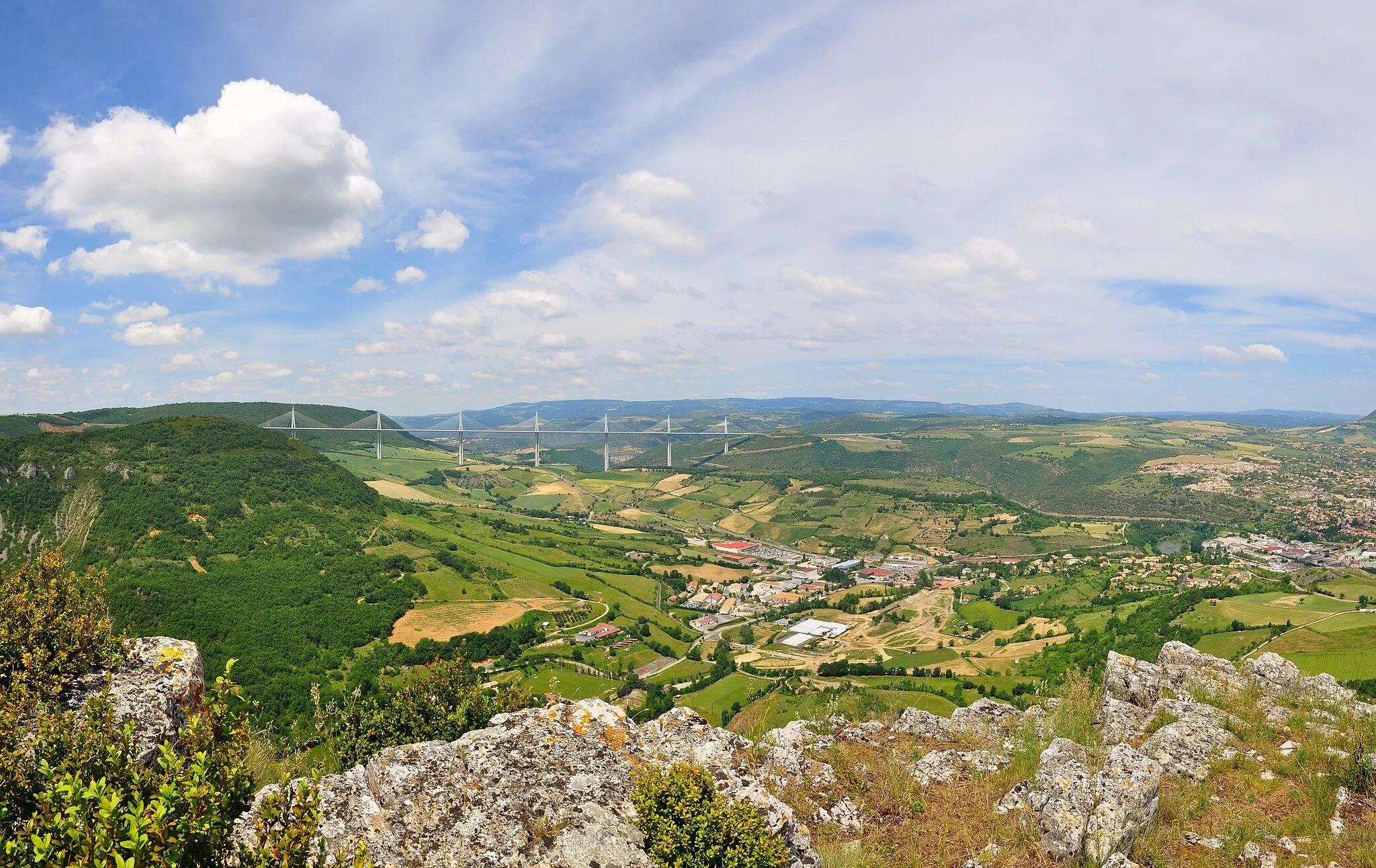 Photo showing: The Panorama of the Millau Valley, with in background the viaduct of the same name, seen from viewpoint "Cap de Coste-Brunas".