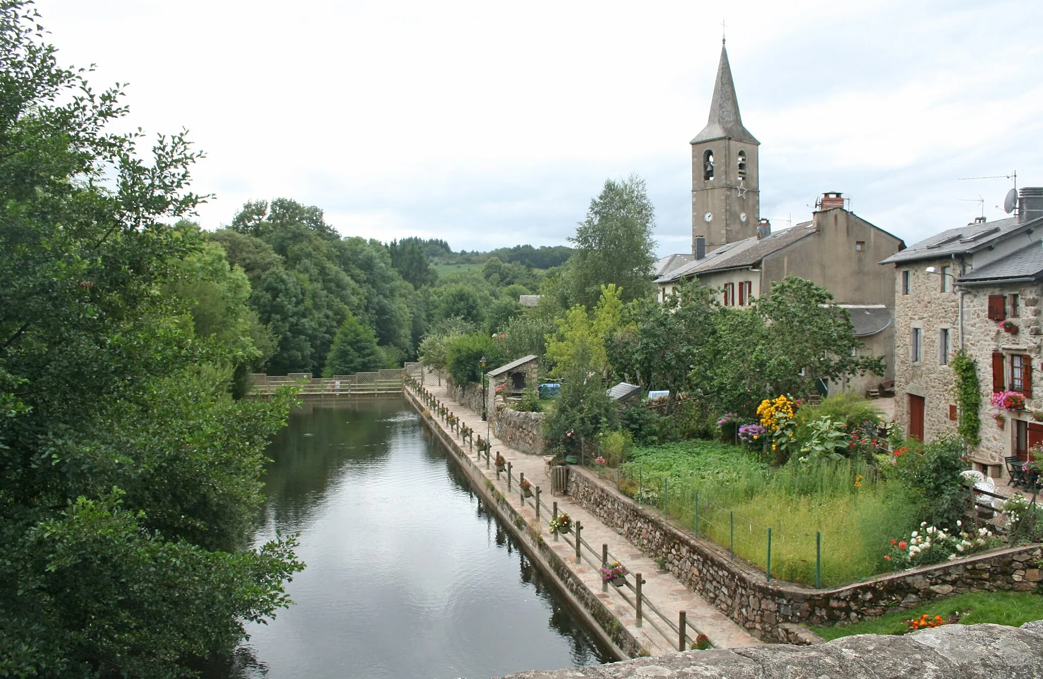Photo showing: Fraisse-sur-Agout (Hérault) - l'Agout, le village, le clocher de Saint-Jean-Baptiste.
