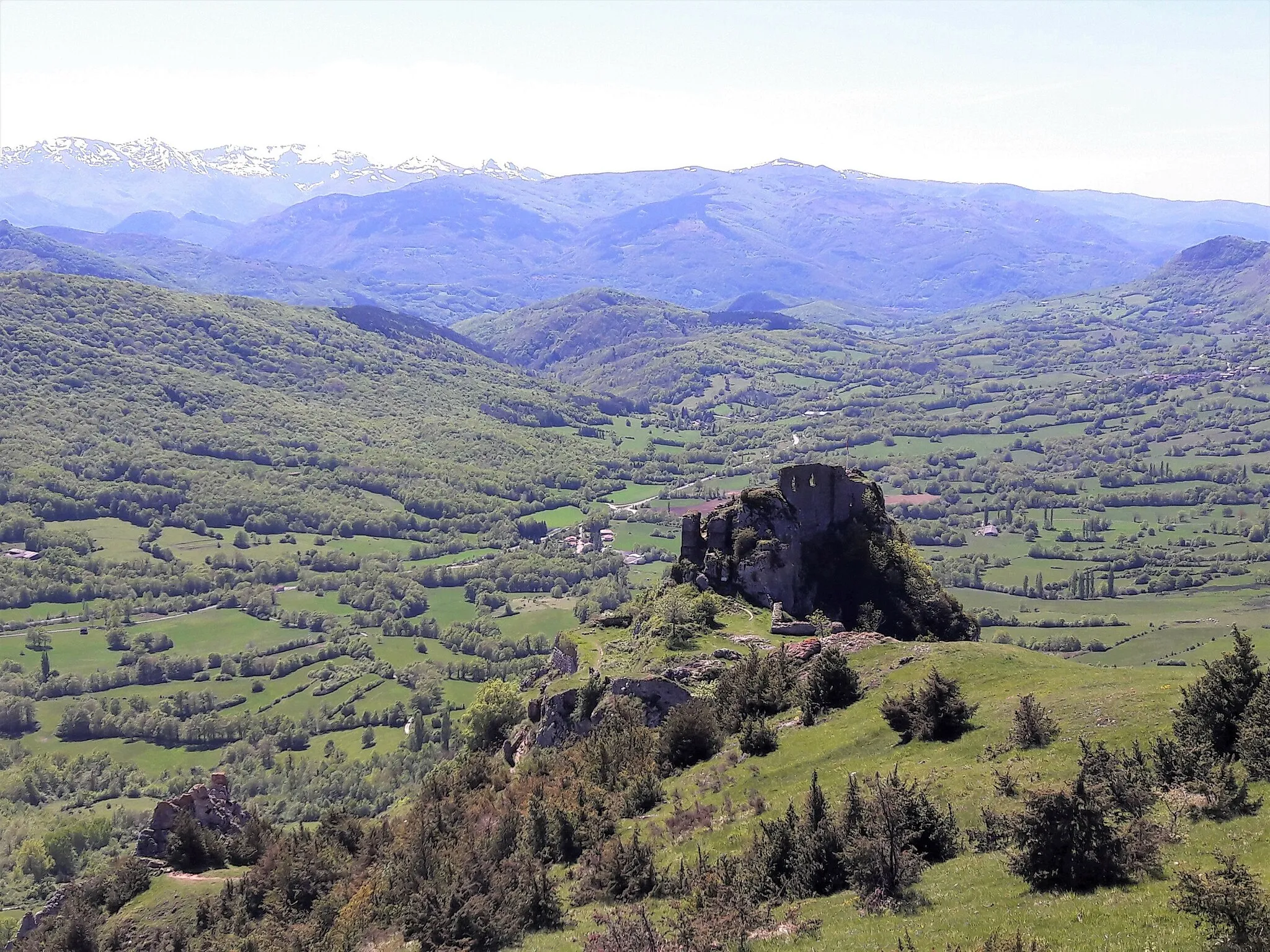 Photo showing: depuis la crête surplombant le château