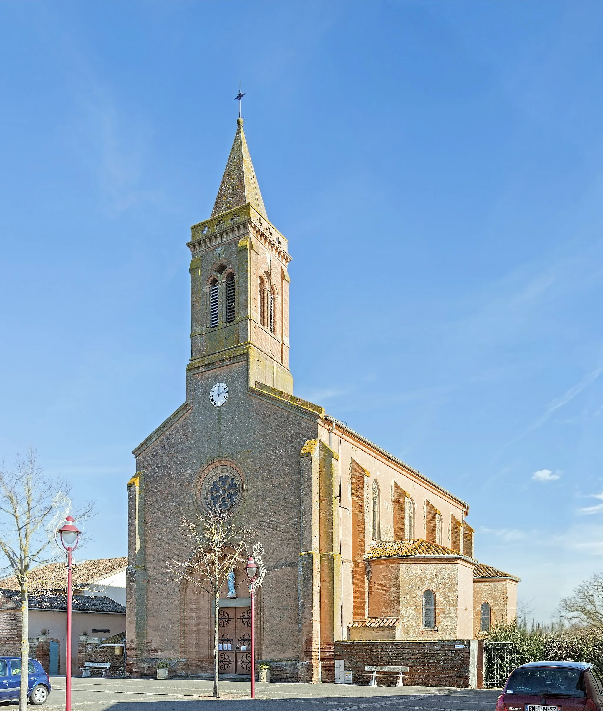 Photo showing: Larra, Haute-Garonne, France. Church St. Severin.