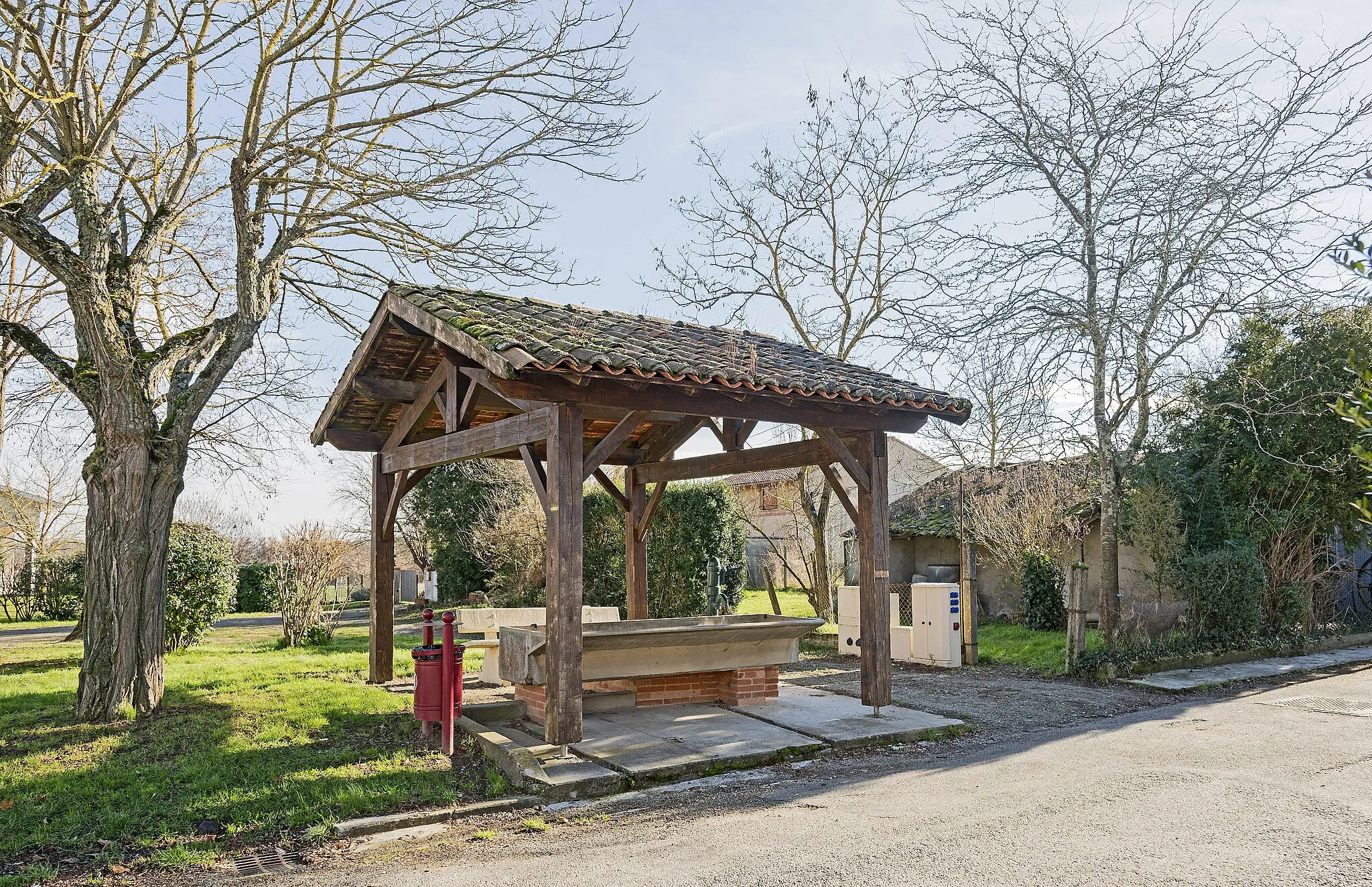 Photo showing: Larra, Haute-Garonne, France. Laundry.