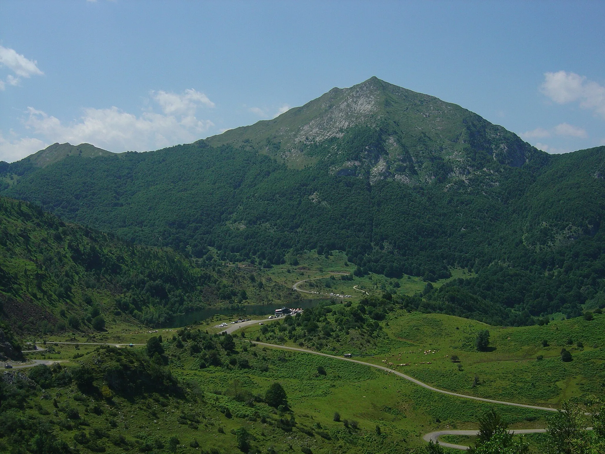 Photo showing: Midi-Pyrénées, Ariège, Parc naturel régional des Pyrénées ariégeoises
: Mont Béas (1903m) et étang de Lers vus depuis la route du port de Lers.