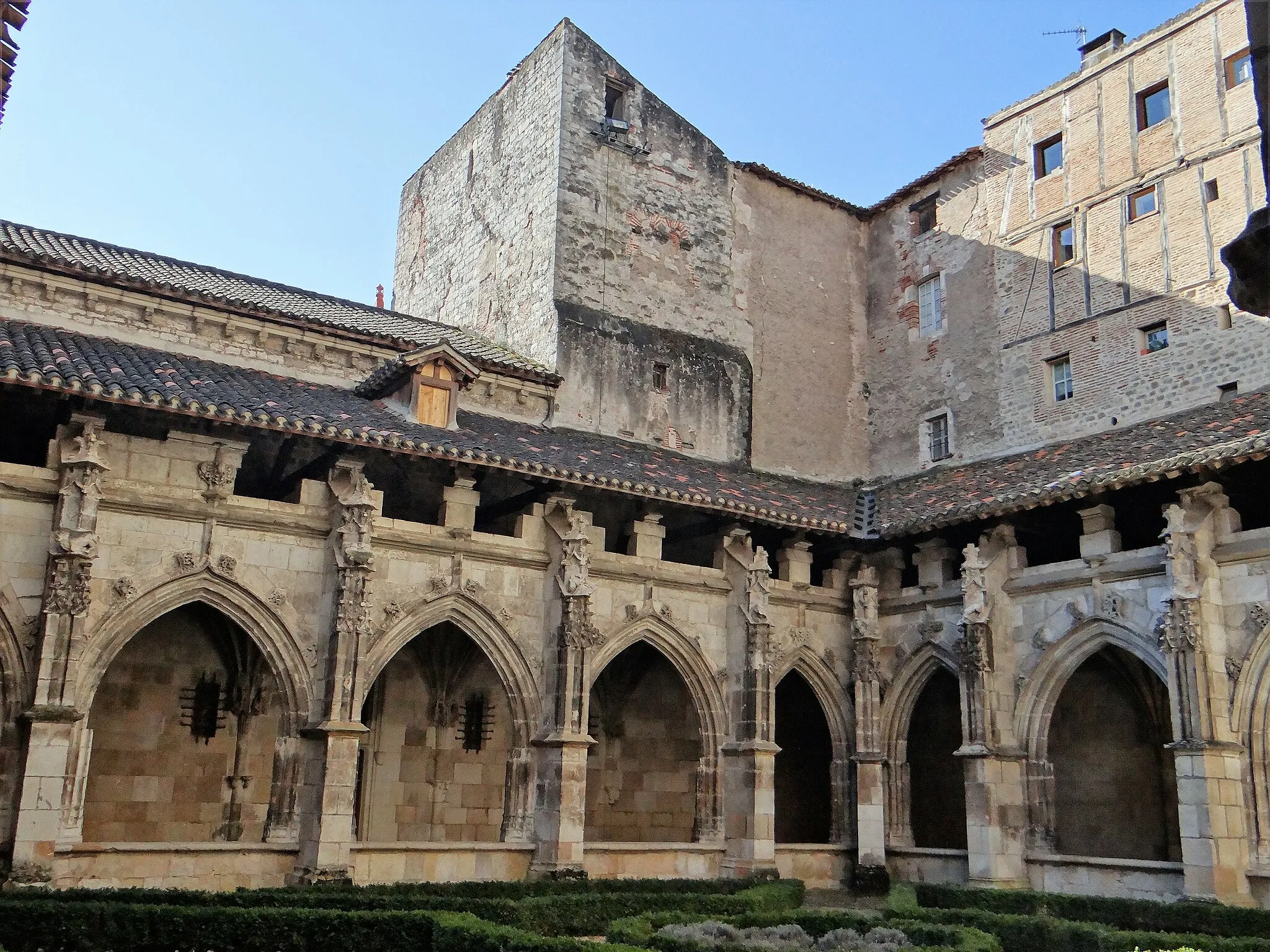 Photo showing: Cahors - Cathédrale Saint-Étienne - Cloître - Galerie sud. Derrière la galerie, le grenier du chapitre et le vestige d'une tour romane du XIe siècle