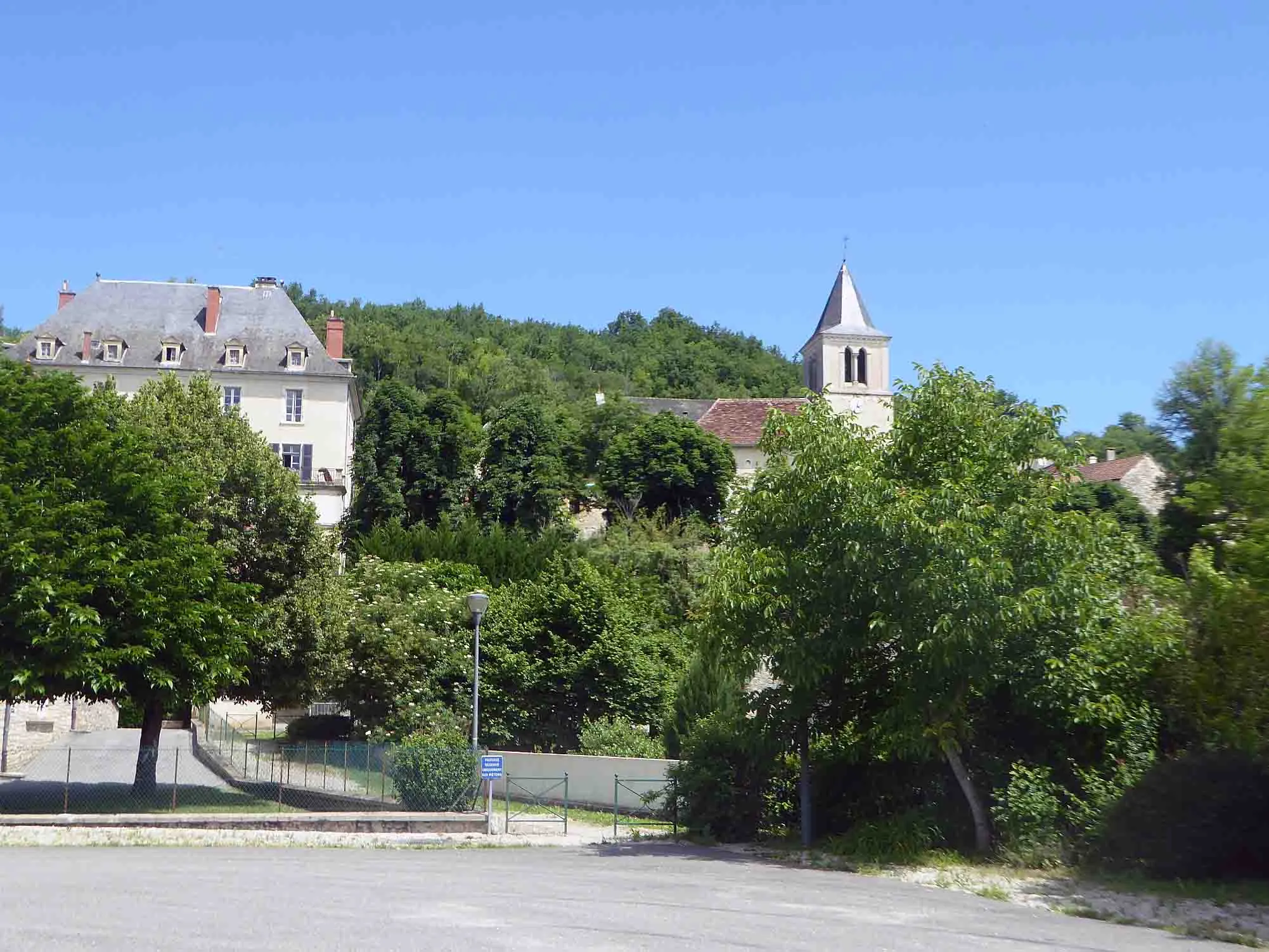Photo showing: le village et son église vus du stade
