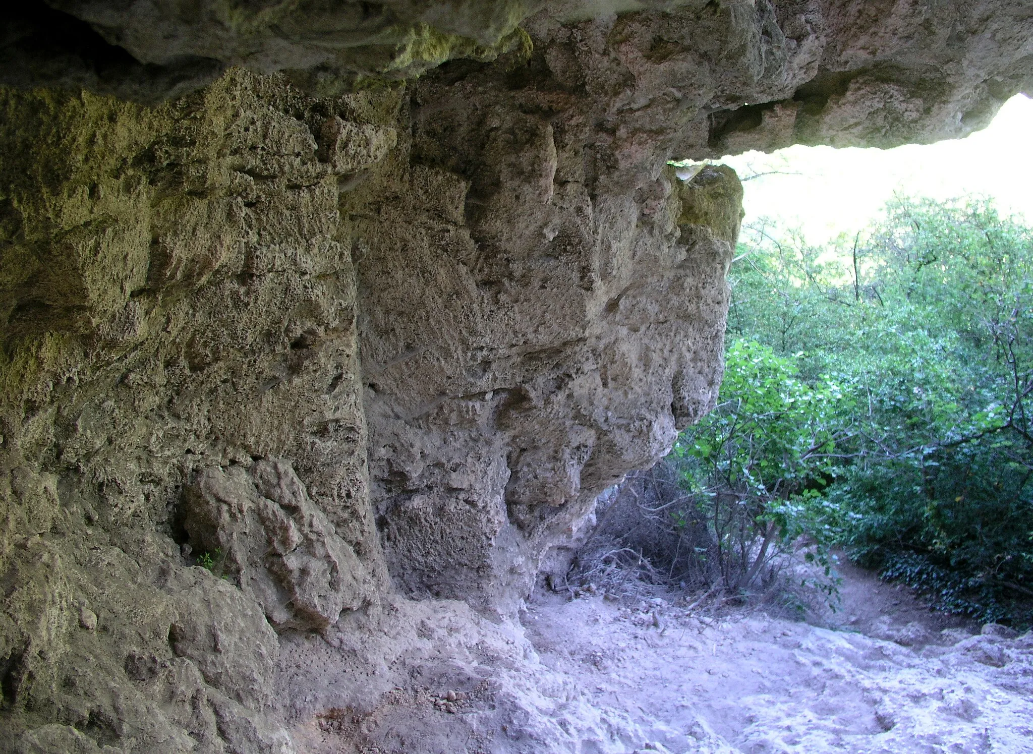 Photo showing: Ancienne carrière ouverte dans le tuf près de la cascade de l'Homède, Creissels, Aveyron, France.