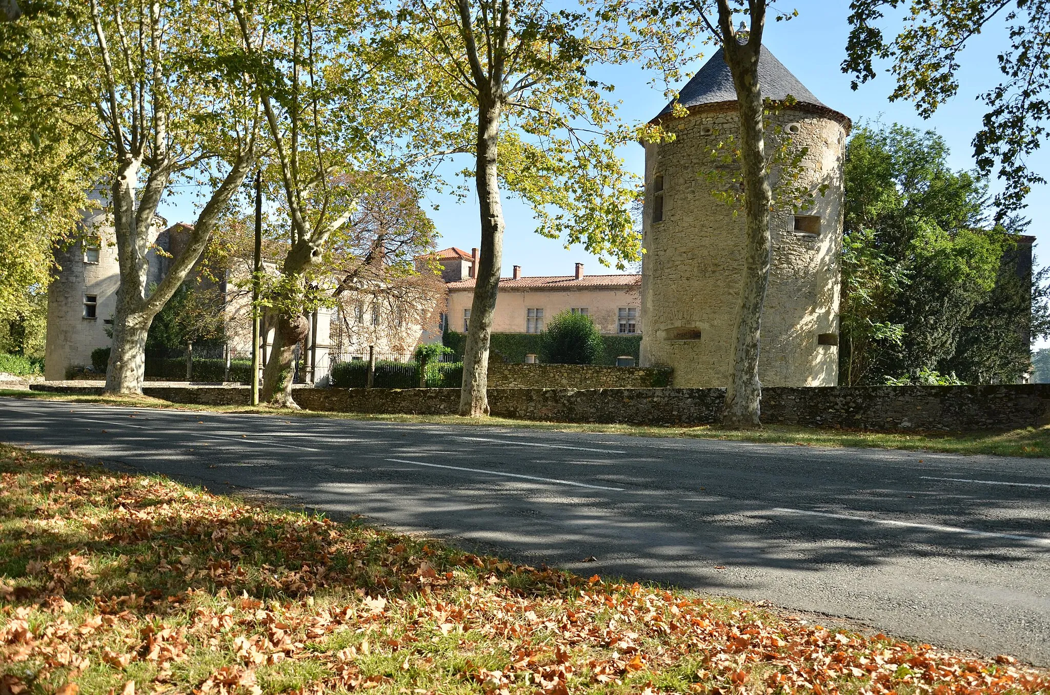 Photo showing: This building is inscrit au titre des monuments historiques de la France. It is indexed in the base Mérimée, a database of architectural heritage maintained by the French Ministry of Culture, under the reference PA81000039 .