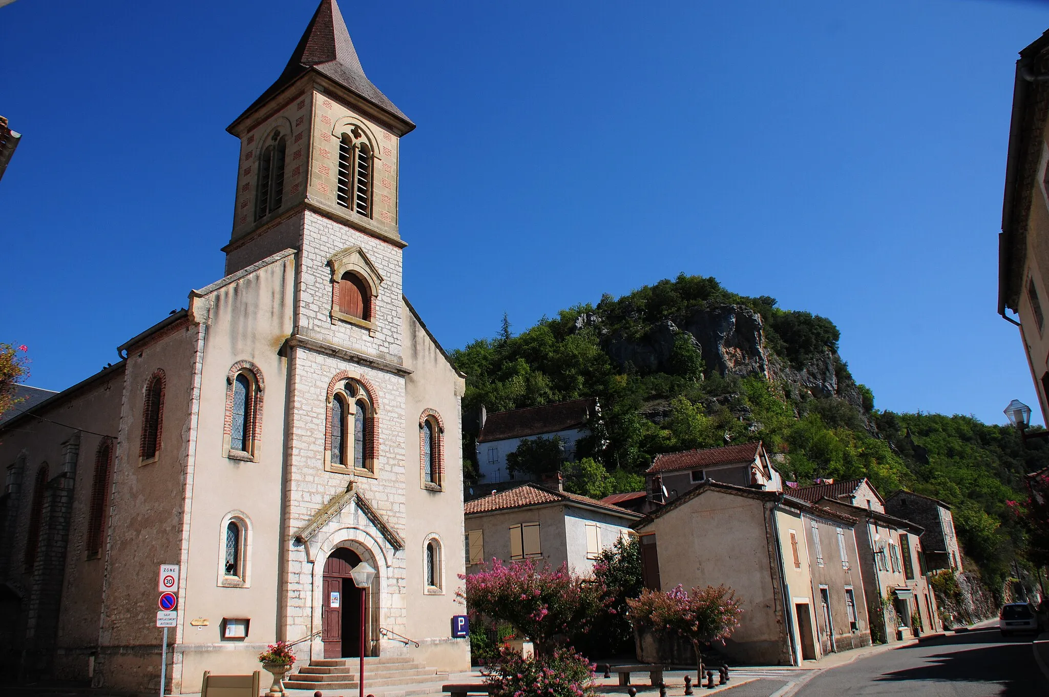 Photo showing: Church of Vers along the Lot river France