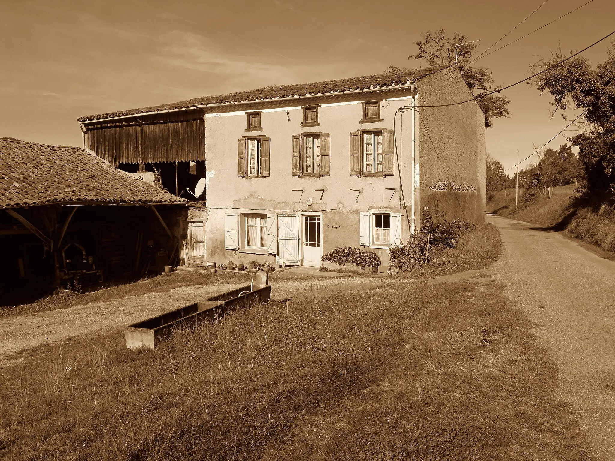 Photo showing: Montseron (Ariège, France) - La Clotte.