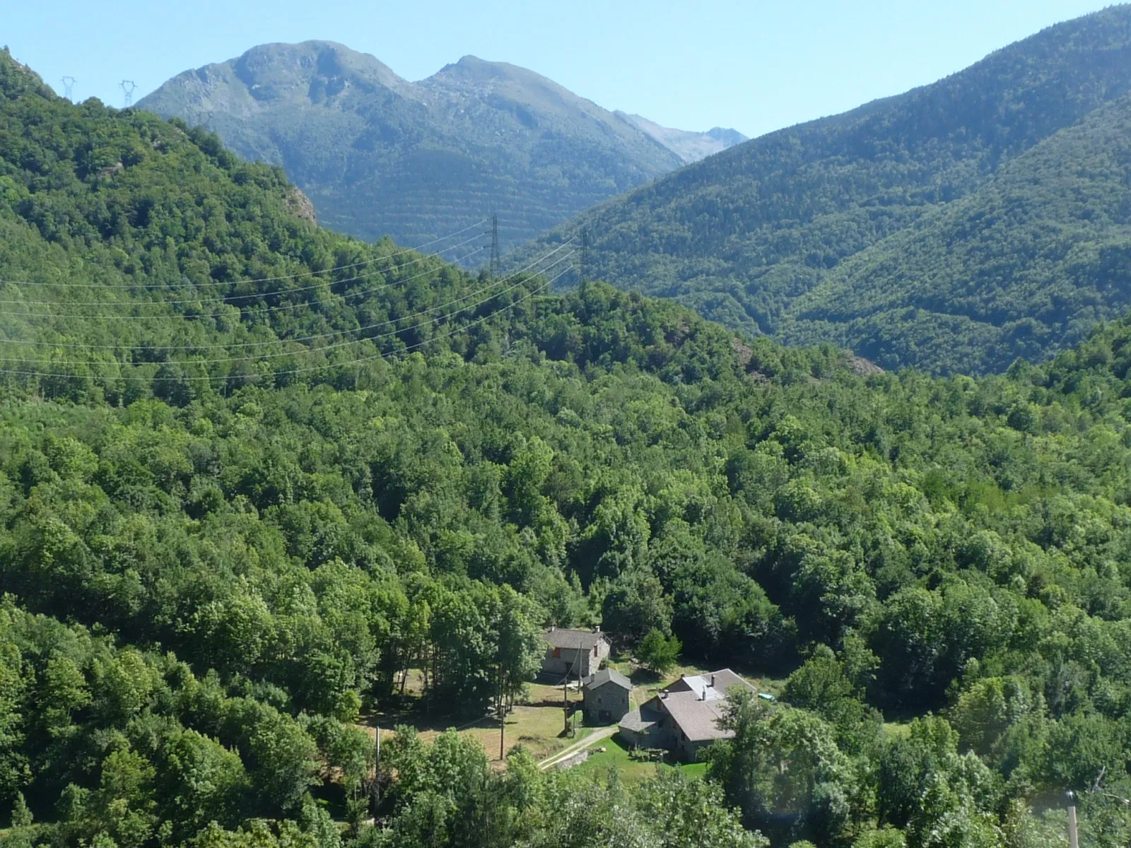 Photo showing: Vue vers le sud depuis le village d'Ascou (granges de Fournit, vallée d'Orlu, pic de l'Esquine d'Aze, ...), Ariège, France.