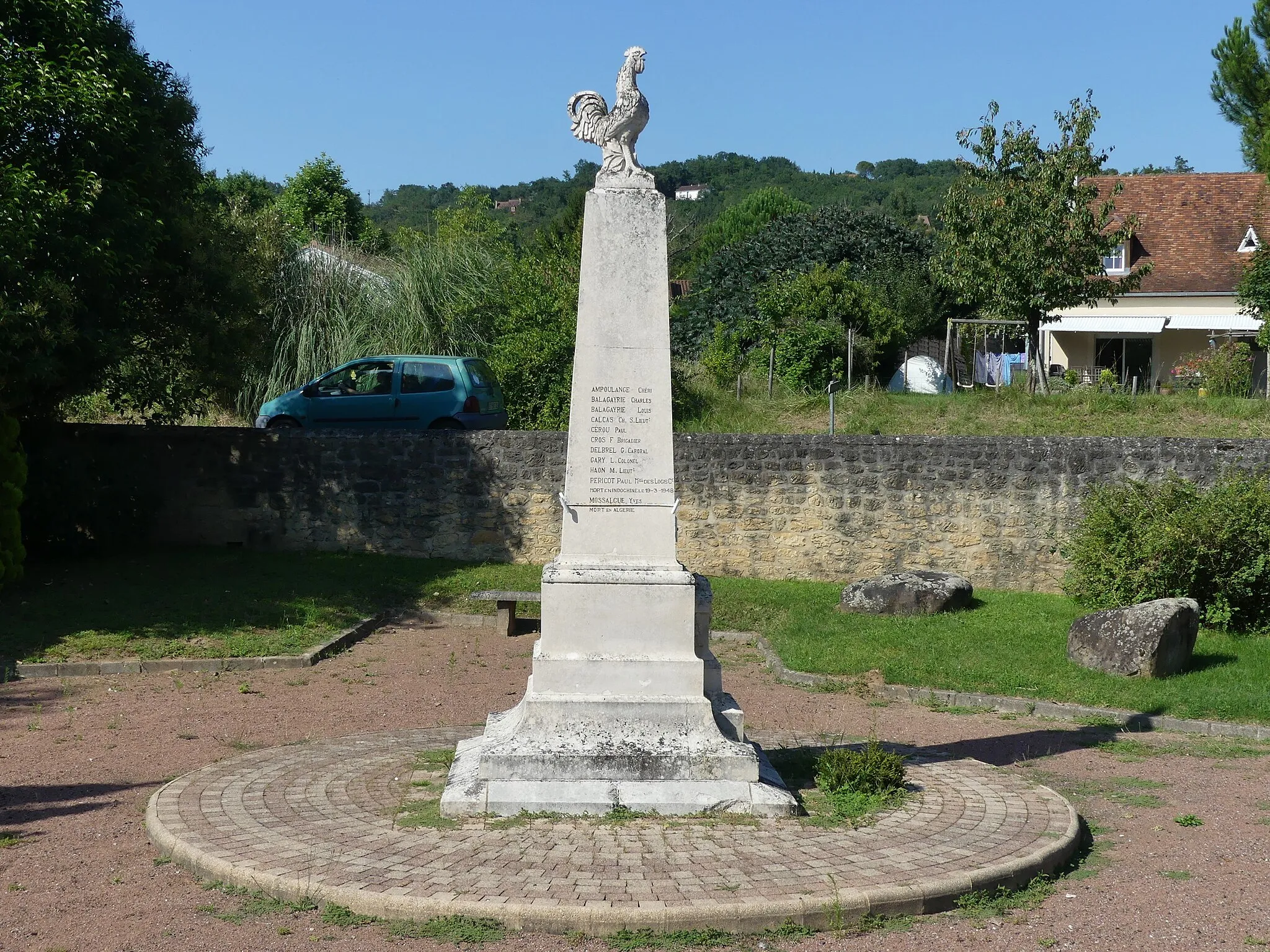 Photo showing: Le monument aux morts de Cazoulès, Dordogne, France.