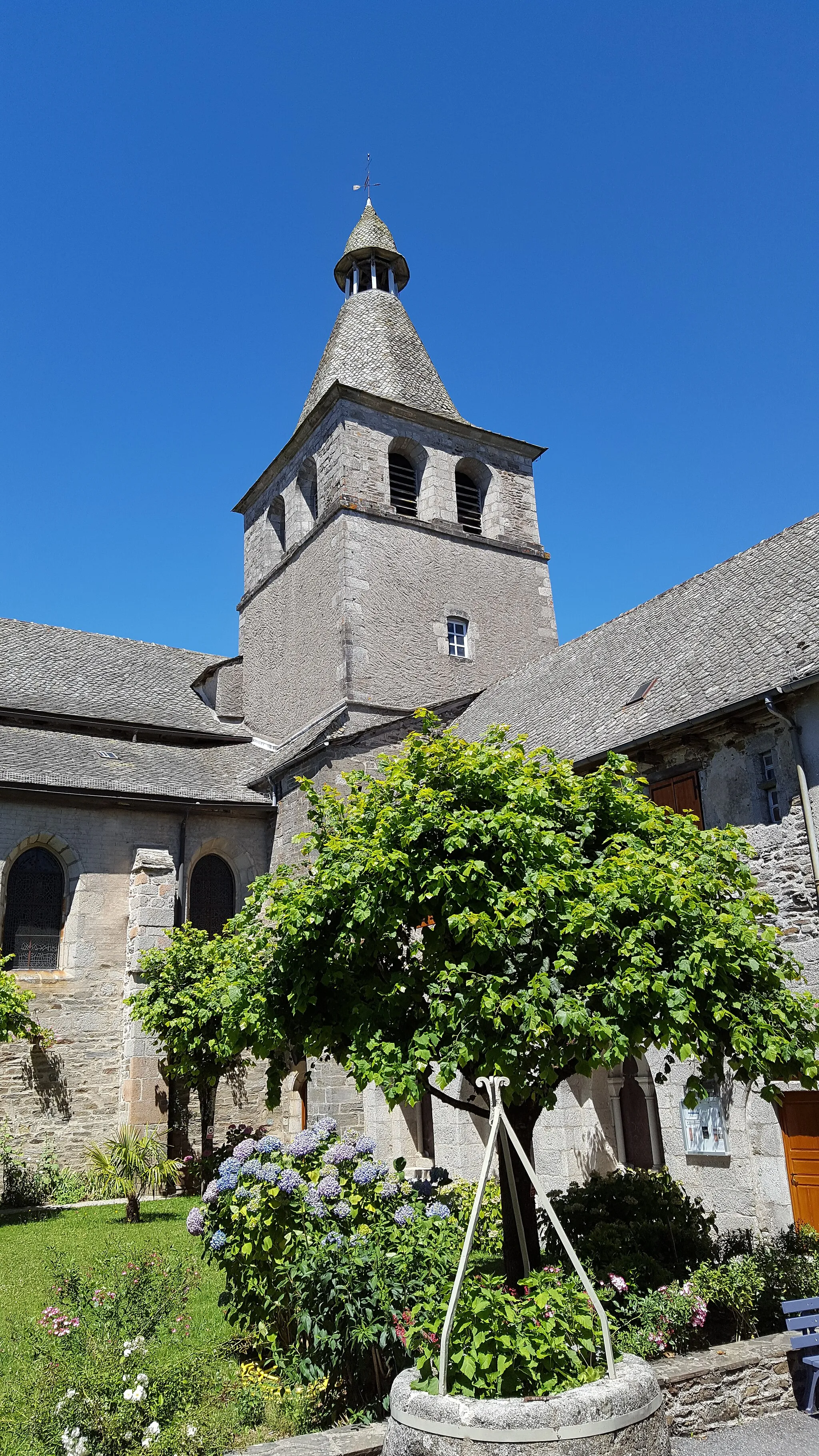 Photo showing: Vue de l'abbatiale de Montsalvy et son clocher, depuis son cloître