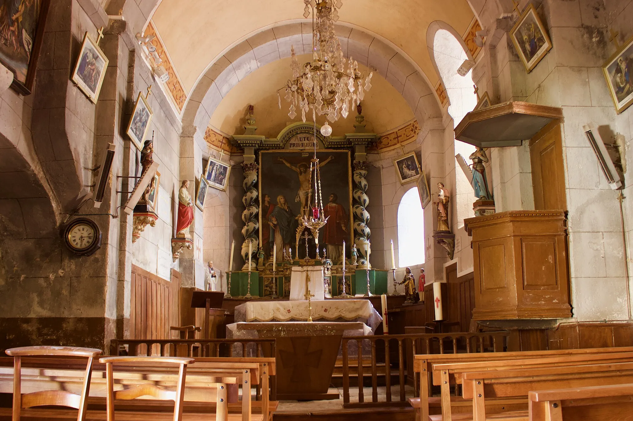 Photo showing: Nef de l'église de Saint-Étienne-de-Carlat (Cantal)