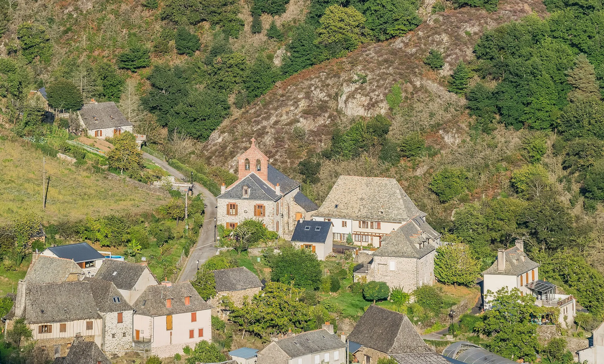 Photo showing: View of the settlement Saint-Projet in commune of Cassaniouze, Cantal, France