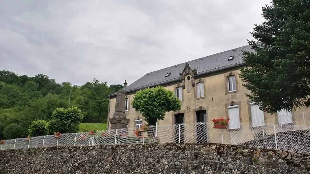 Photo showing: Le Monument aux morts de Sainte-Eulalie (15).