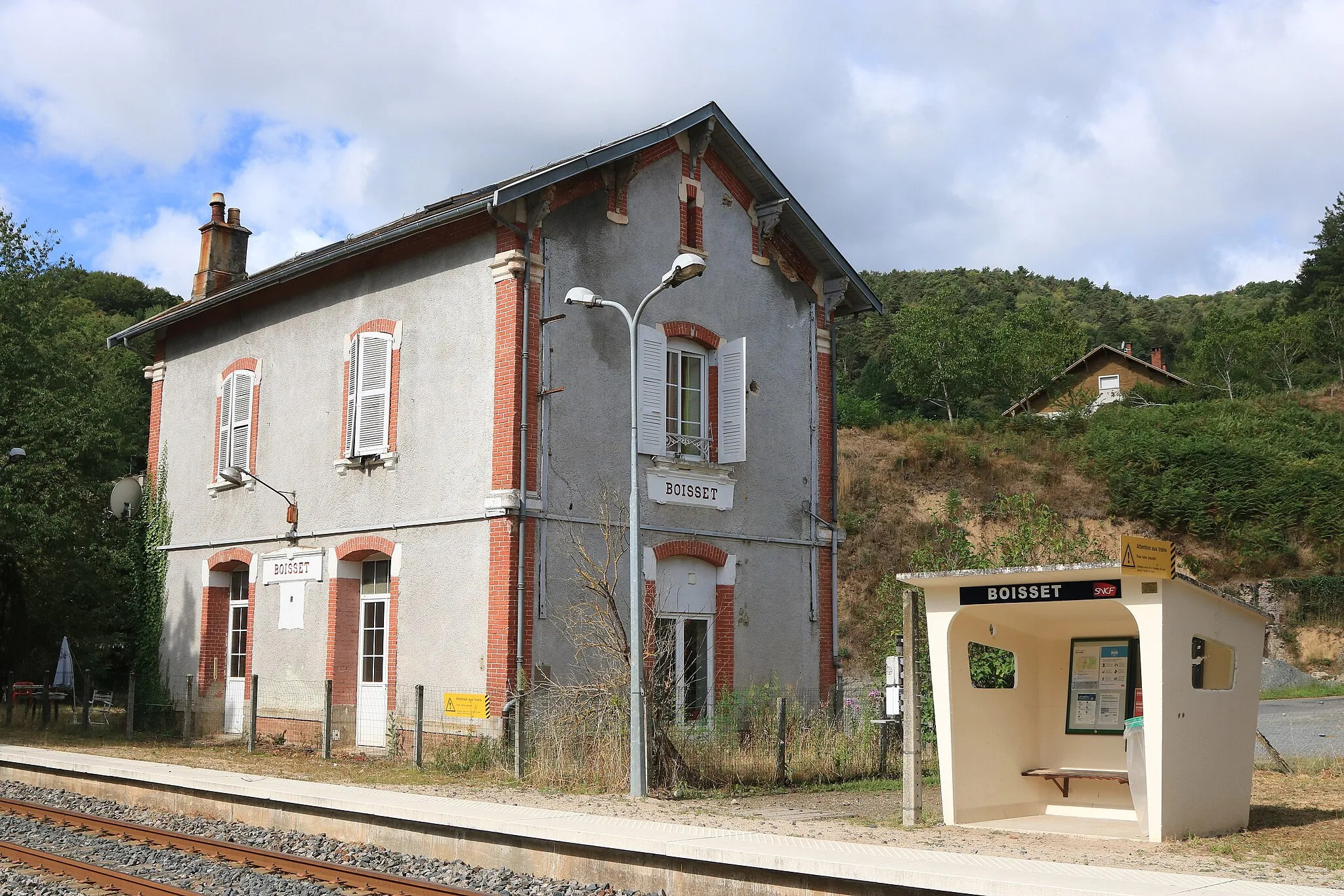 Photo showing: Le bâtiment voyageurs de la gare de Boisset, dans le Cantal, vu côté voie.