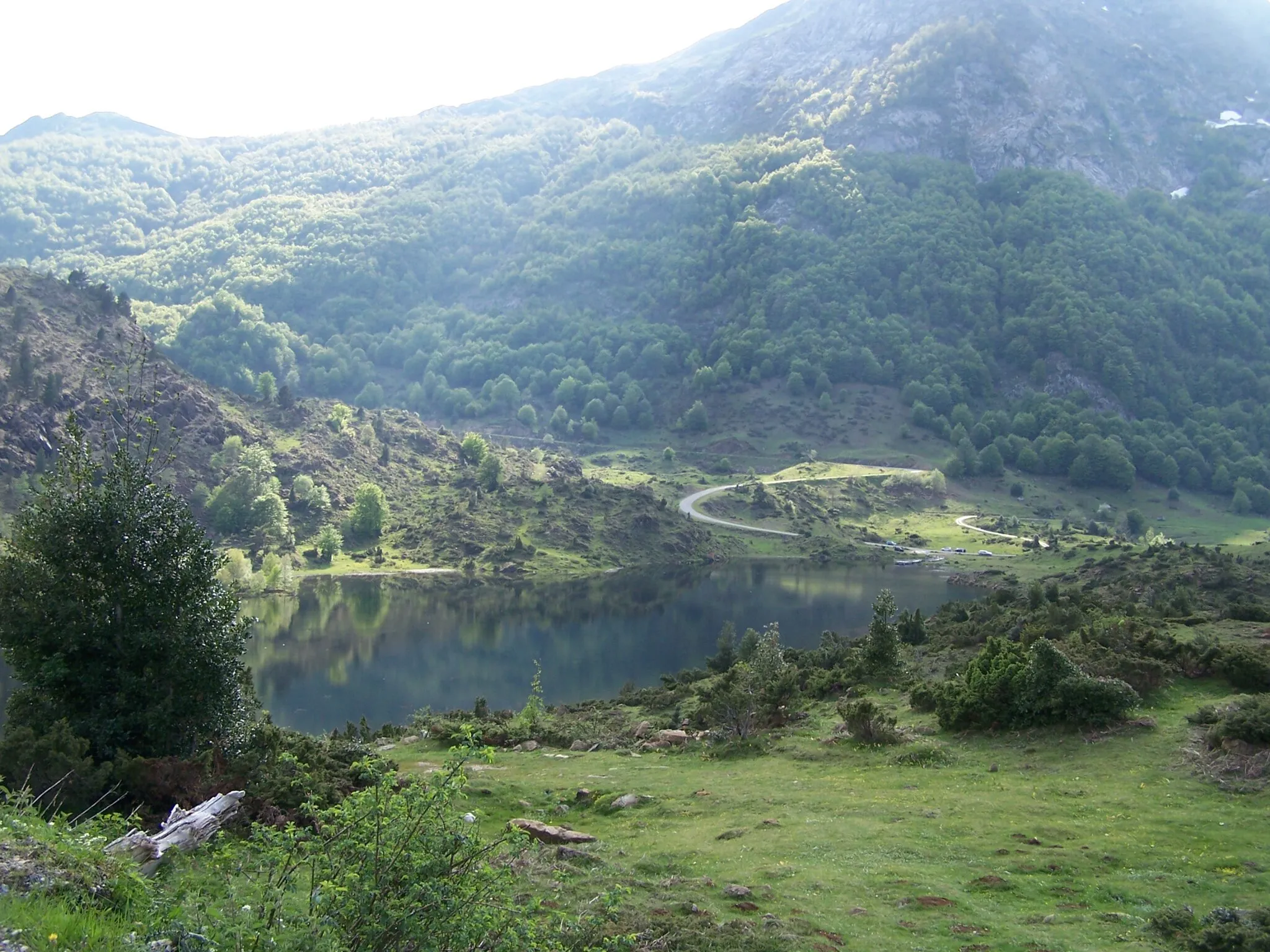 Photo showing: L'étang de Lers (Le Port, Ariège) et la route d'Aulus-les-Bains.