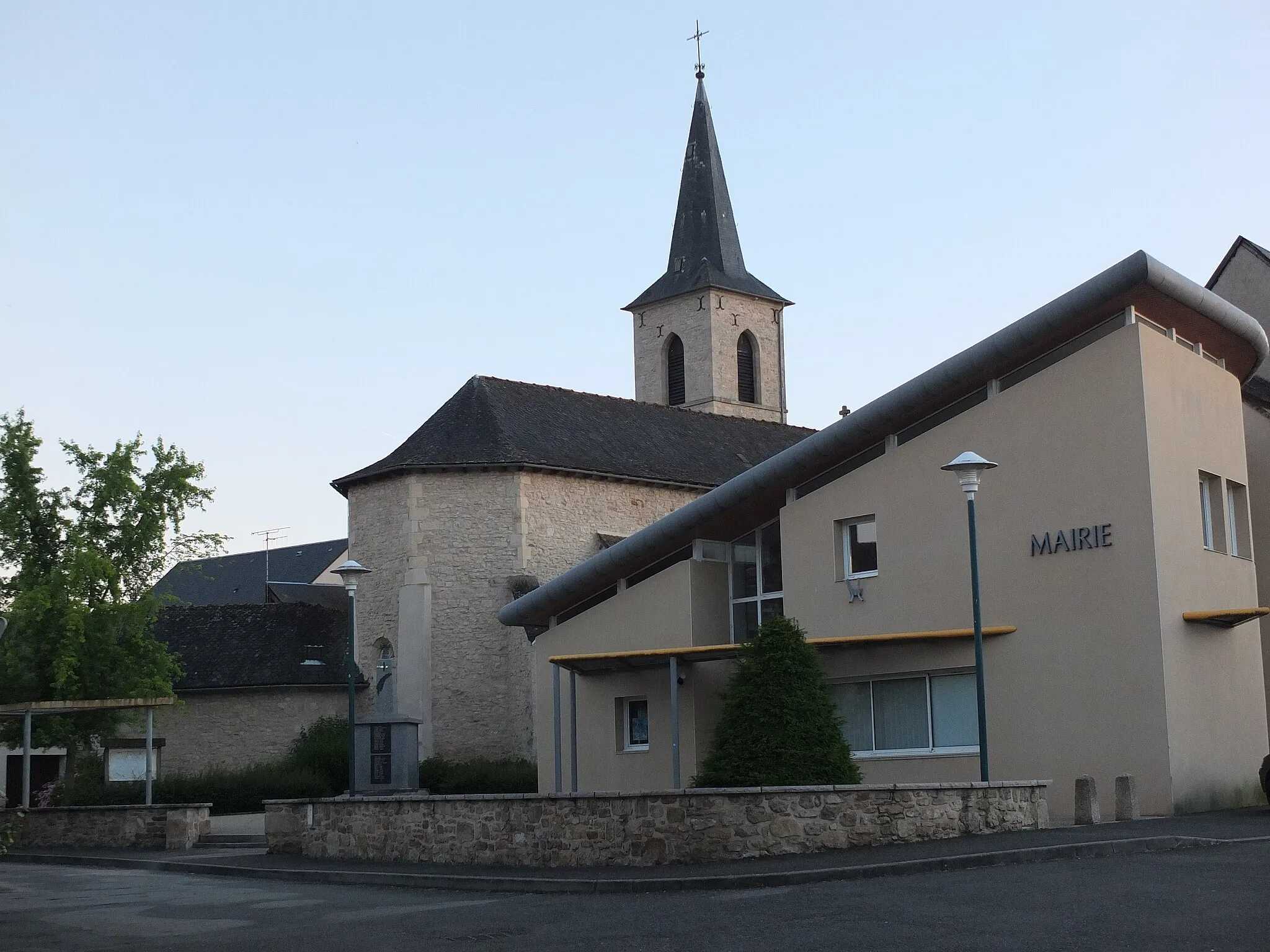 Photo showing: Mairie et église de Roussennac dans le département de l'Aveyron (12), France